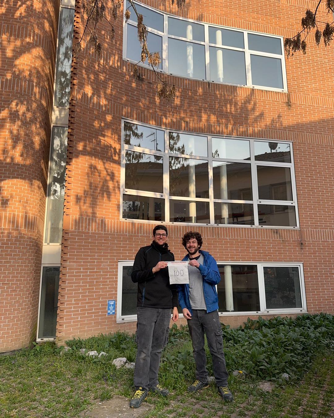 Un lavoro lungo ed estenuante che ha meritato la citazione di una foto storica.
A volte facciamo anche cose normali come la semplice sostituzione di vetrocamera su dei normali serramenti.
Quindi se i tuoi vetrocamera si sono esauriti o se vuoi renderli più sicuri e/o performanti, ti aspettiamo.