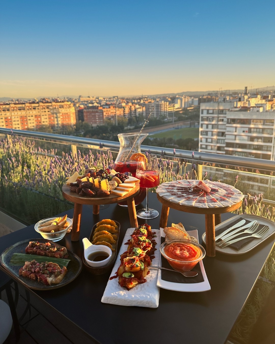 El plan perfecto existe y está aquí arriba 🍹
Y no solo por las vistas.
Sube, siéntate y disfruta de nuestra propuesta gastronómica.
Y sí. Las vistas también 😋
#skybarvalencia #novotelvalencia #rooftopvalencia #tardeovalencia