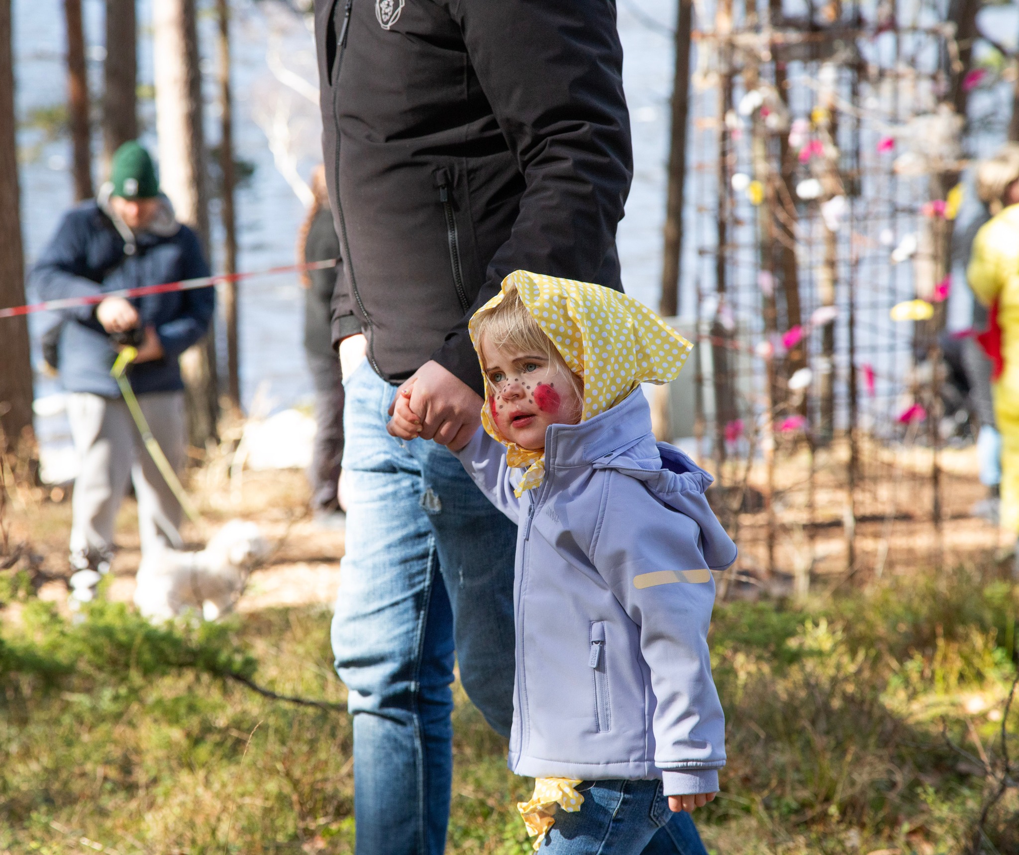 Årets PÅSKÄGGSJAKT är avklarad 👏🐣🤩 WOW vilken förmiddag! 🙌💛
Hela 200 glada barn, tillsammans med sina familjer, gav sig ut på jakten och alla lyckades hitta ett påskägg att ta med 🥚
Snart är det dags att köra fram Brandbilen och ladda för Påskbrasa 🔥🚨 Vi ses på sandstranden kl 18.30!
🍴🐥 För er som bokat påskbuffé: Varmt välkomna till Glaspaviljongen ikväll.
Glöm inte era biljetter 🎟️