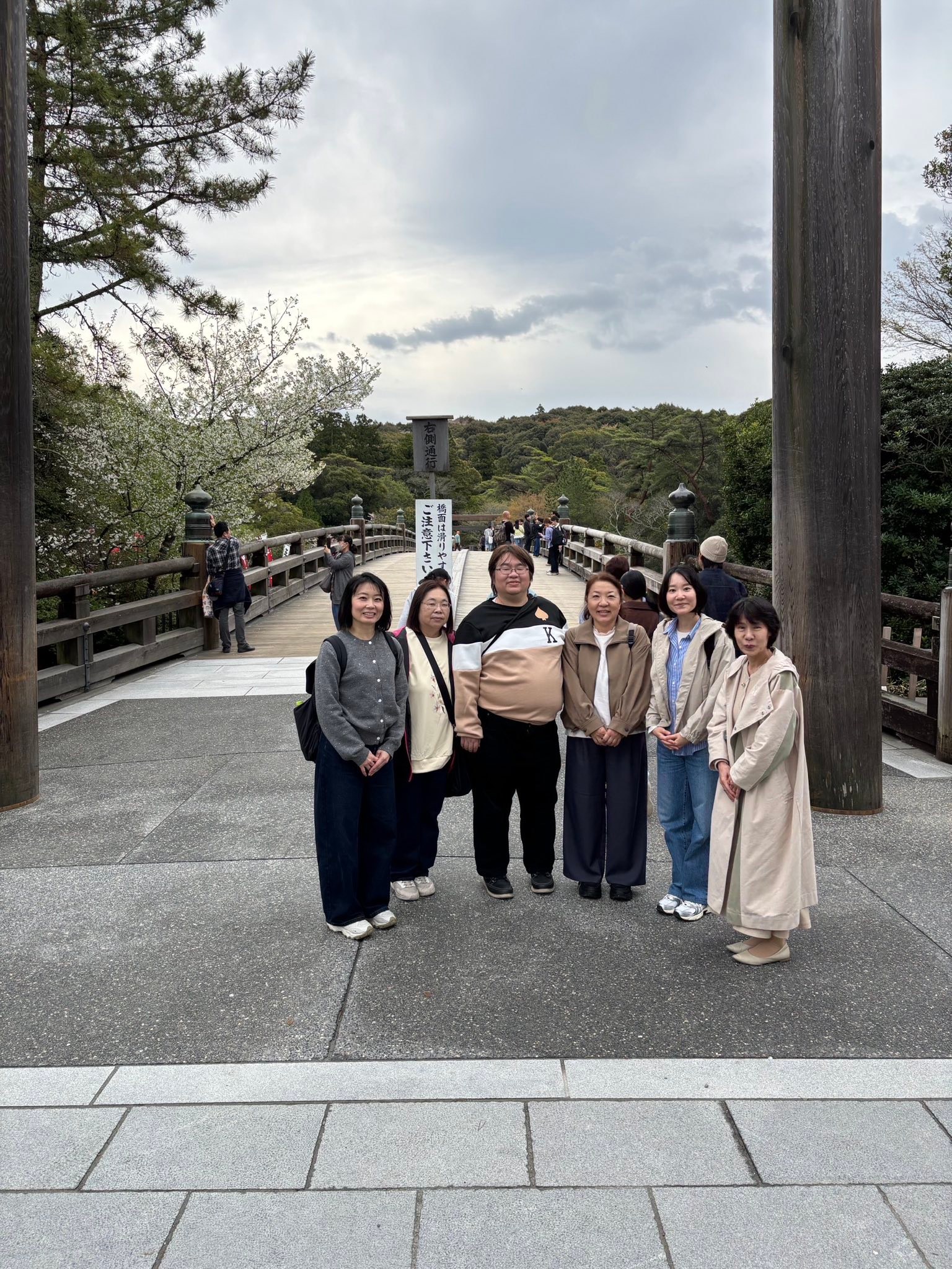 今日は笑うたスタッフと
朝早くから集合して
伊勢神宮へ行ってきました。
外宮,内宮にお参り
日頃の感謝を伝え
おかげ横丁と伊勢を満喫してきました。
伊勢うどん,コロッケ,赤福と
美味しいもの堪能しました!
#笑うた
#伊勢神宮
#児童発達支援
#八尾市