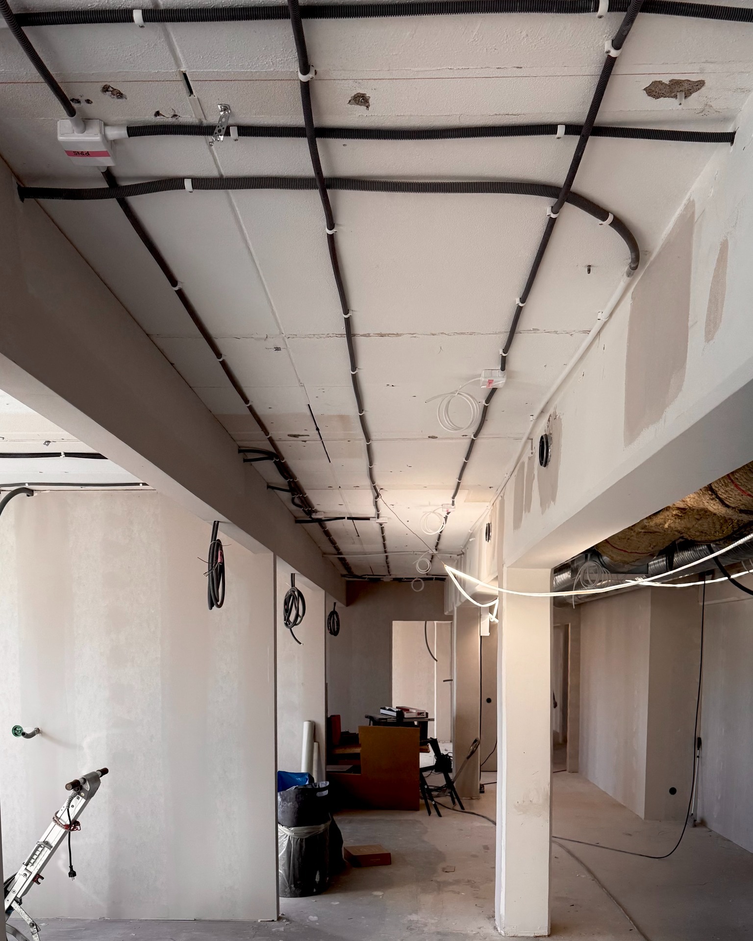 Lokalanpassning i Nyköping på gång
Här är vi mitt i processen med elinstallationer i en ny lokal.
Det kanske ser rörigt ut nu, men bakom varje kabel finns en plan.
Snart är allt på plats – säkert, snyggt och redo för verksamhet.
Behöver du hjälp med el i ditt projekt?
📞 0155-241003
#eltjänstiruntuna
#elektriker
#elinstallation
#lokalanpassning
#byggprojekt
#nyproduktion
#installation
#elarbete
#proffsigtarbete
#nyköping
#sörmland
#bygg
#hantverkare
#bakomkulisserna
#viordnardet
