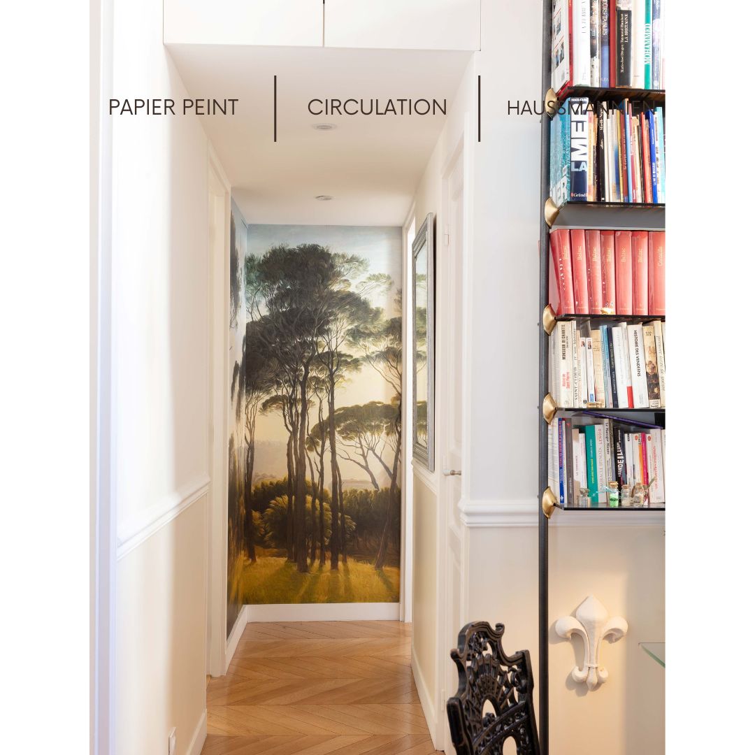 Dans ce couloir fermé, l’enjeu était de créer de la perspective et de donner de la profondeur.
Le choix d’un papier peint panoramique — coup de cœur de ma cliente — apporte une ouverture visuelle et une sensation de lumière, presque comme une échappée.
Les tons verts font écho au salon, tandis qu’un soubassement dans un jaune-vert léger, présent dans le décor, renforce la continuité chromatique.
Des cimaises ont été recréées, dans l’esprit des moulures d’origine supprimées lors d’une précédente rénovation, pour réinscrire ce passage dans les codes de l’appartement.
Un couloir qui devient alors plus qu’un simple lieu de passage : une mise en perspective qui révèle l’espace.
#o2bdesigninterieur #architecteinterieur #haussmannien #haussmann #rénovation
Photos du projet Arc et Harmonie par @philippecharlotphotographe