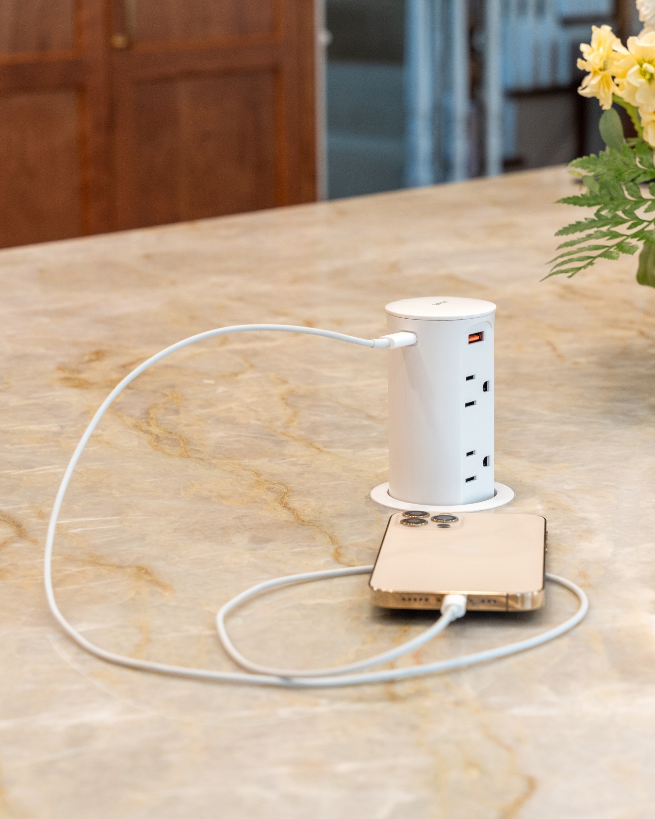 ๐๐ฆ๐๐ฅ๐ฅ ๐๐๐ญ๐๐ข๐ฅ. ๐๐ข๐ ๐ข๐ฆ๐ฉ๐๐๐ญ.
Pop-up outlets keep everything within reachโฆ without interrupting the design.