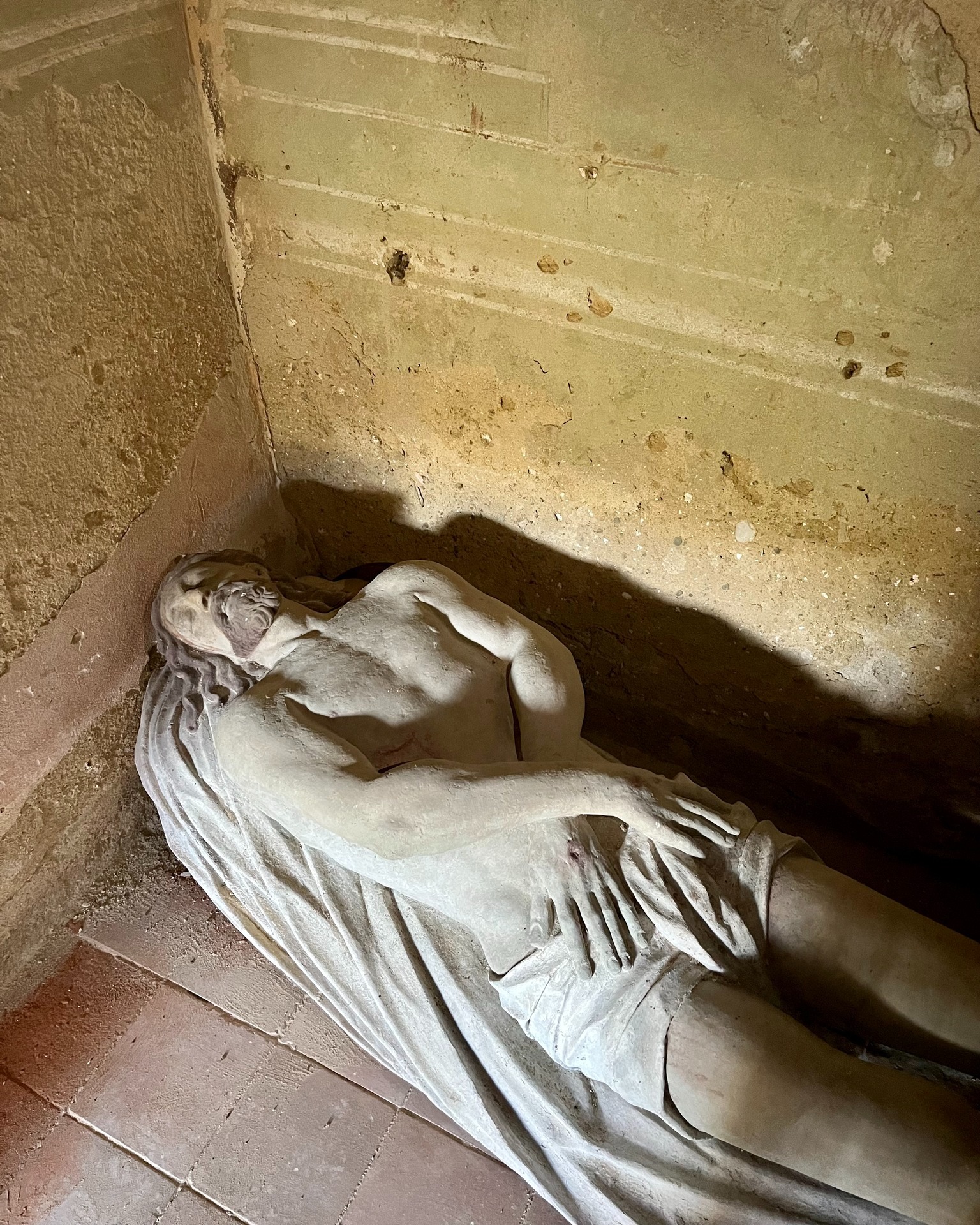 (🇦🇹 Deutsch siehe unten) Kaple Božího hrobu na Svatém kopečku je významná sakrální památka postavená kolem roku 1630. Inspirovaná jeruzalémským originálem a je součástí nejstarší křížové cesty na Moravě.
Většina z vás ji určitě dobře zná zvenčí. Napadlo vás ale někdy, jak vypadá její interiér? A jak vlastně vypadá samotná socha Krista uloženého v hrobu?
Podívejte se s námi dovnitř 👉🏻
––
Das Heilige Grab auf dem Heiligen Berg ist ein bedeutendes sakrales Denkmal, das um das Jahr 1630 erbaut wurde. Nach dem Vorbild des Jerusalemer Originals gestaltet, ist es Teil des ältesten Kreuzwegs in Mähren.
Die meisten von Ihnen kennen es sicherlich gut von außen. Aber haben Sie sich schon einmal gefragt, wie sein Inneres aussieht? Und wie sieht eigentlich die Statue des im Grab liegenden Christus aus?
📷 (c) Václav Kříž #sebastianus #spoleksebastianus #svatykopecek #svatykopecekmikulov #kaplebozihohrobu #heiligesgrab #mikulov #nikolsburg