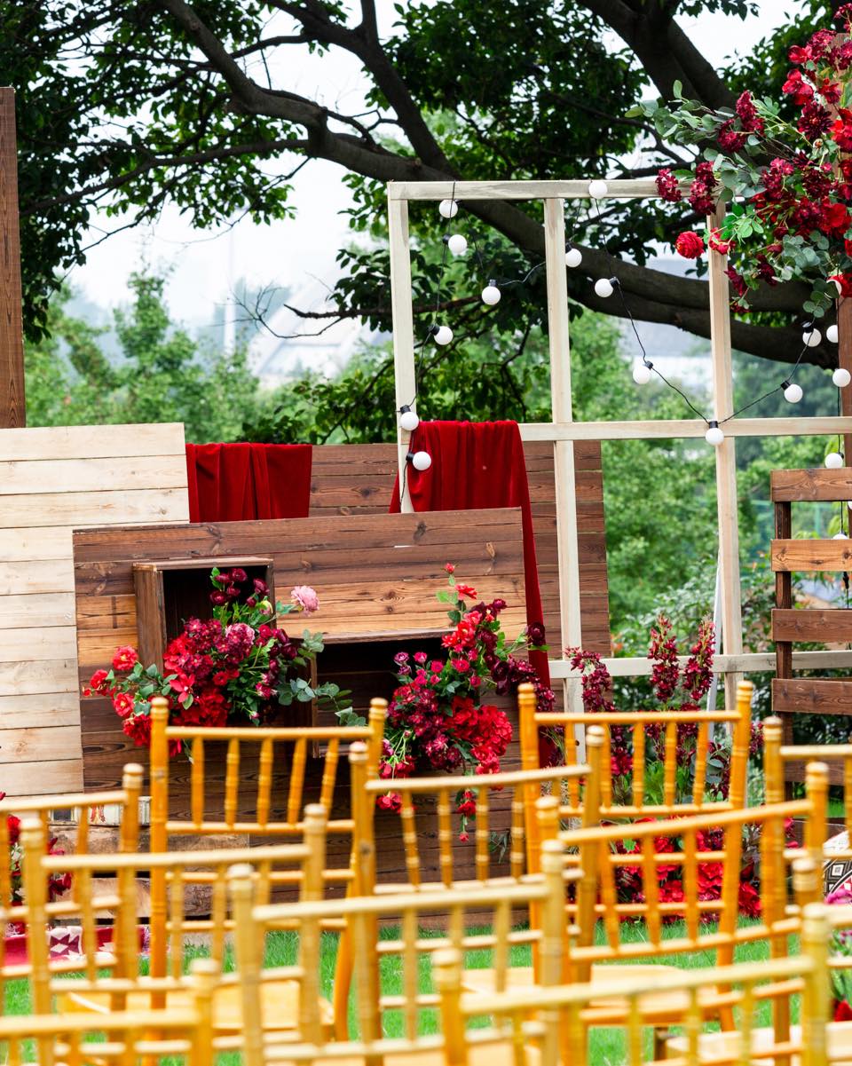Ceremony design is more than a backdrop, it’s the feeling your guests experience the moment they arrive.
And this one? Warm, inviting, and unforgettable. 🤍✨