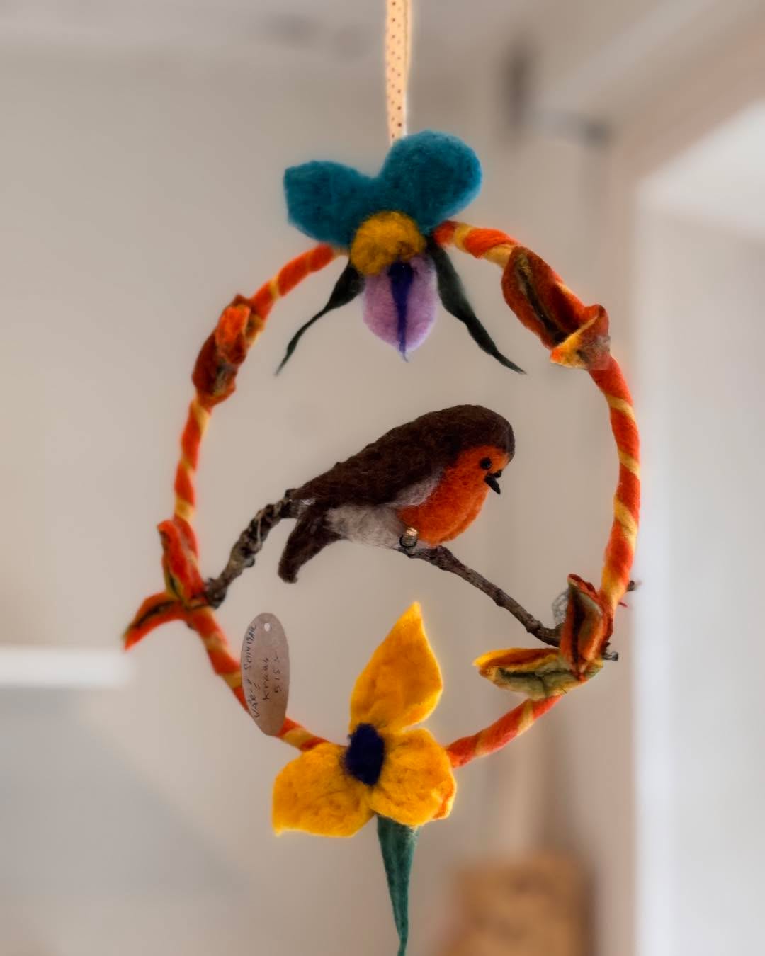 Glad Påsk!
Vi tjuvöppnar i påsk 4 & 5 april; café, och några butiker, välkomna!
Café 10-18, butiker 11-16