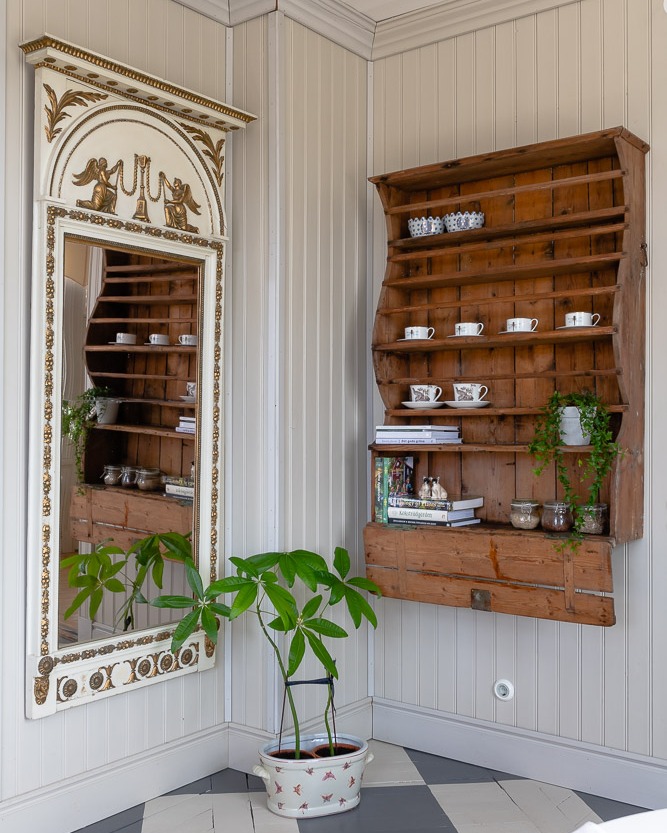 Här smider vi planer
Här hemma - i köket på gården, har vi spenderat en stor del av påsken. Vi tog ett extra långt påsklov i år för att hela familjen skulle få bekanta sig med vår nya familjemedlem Kajsa 🐶 och för att få kvalitetstid tillsammans på gården helt enkelt.
Vi har varit lediga, men jag har ju också hintat om att vi jobbar på något nytt och spännande. Vi har länge haft en vision om att utveckla Gårdsstyling och ta företaget till en ny nivå. Visionen har varit tydlig ganska länge men "Hur:et" - alltså hur vi ska göra, har behövt få växa fram. Men nu vet vi precis och det känns så fruktansvärt rätt och spännande. Nu följer några intensiva veckor med arbete för att kunna lansera vårt nya koncept redan i Juni - wiiiii 🤗💫🫢Vi kommer berätta mer under kommande veckor. Vårt mål är att ha möjlighet att hjälpa ännu fler personer som renoverar gamla hus genom renoveringsprocessen så att de lyckas skapa sina drömhem. Vi hoppas att du vill följa med på vår resa!
#renoveragård #renoveragammalthus #renoveringsdrömmar #gamlahus #renoveringshjälp