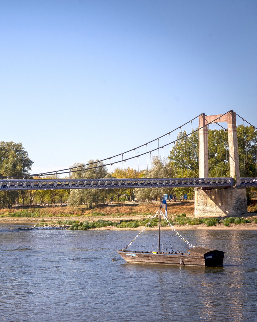 Prendre le large, tout en restant sur terre. 🌊💙
Quel pont est votre préféré ?
#Loireenvie #Patrimoine #SlowTourism #RiverLife
📷Pierre Demaillet - D.Darrault - Luc Olivier Allier Bourbonnais Attractivité - DSL 71 Les Coflocs - Ad2T du Cher - Aquadis Loisirs