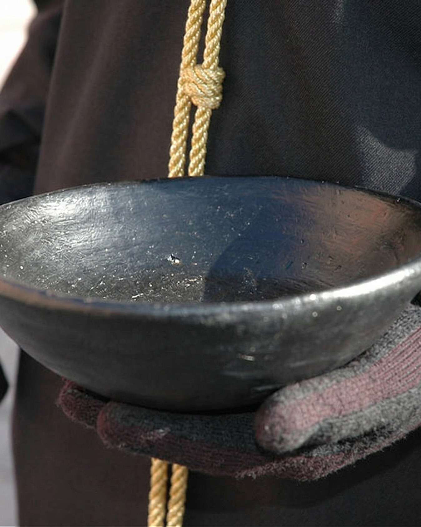 Hoy es Jueves Santo y en Toro se celebra la bendición de los Conqueros, uno de los momentos más representativos de su Semana Santa, declarada Fiesta de Interés Turístico Regional en 2007.
Los cofrades, conocidos como conqueros (o “cagalentejas”) hacen juramento de silencio portando la conca, una mortera de madera típica utilizada para catar el vino 🍷 y también para pedir limosna.
Son tradiciones que han pasado de generación en generación y que siguen muy presentes en la forma de vivir y entender esta tierra.