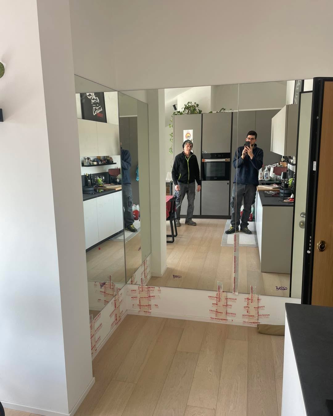 We’re back 🔙
Siamo di nuovo operativi e cominciamo alla grande, parete ad angolo rivestita di specchi.
Un mod semplice ed elegante per ingrandire e dare luminosità ad un ingresso.
Solite cose, preventivi gratuiti e senza impegno, e siamo a vostra disposizione via mail o telefono.
Vi aspettiamo 😁