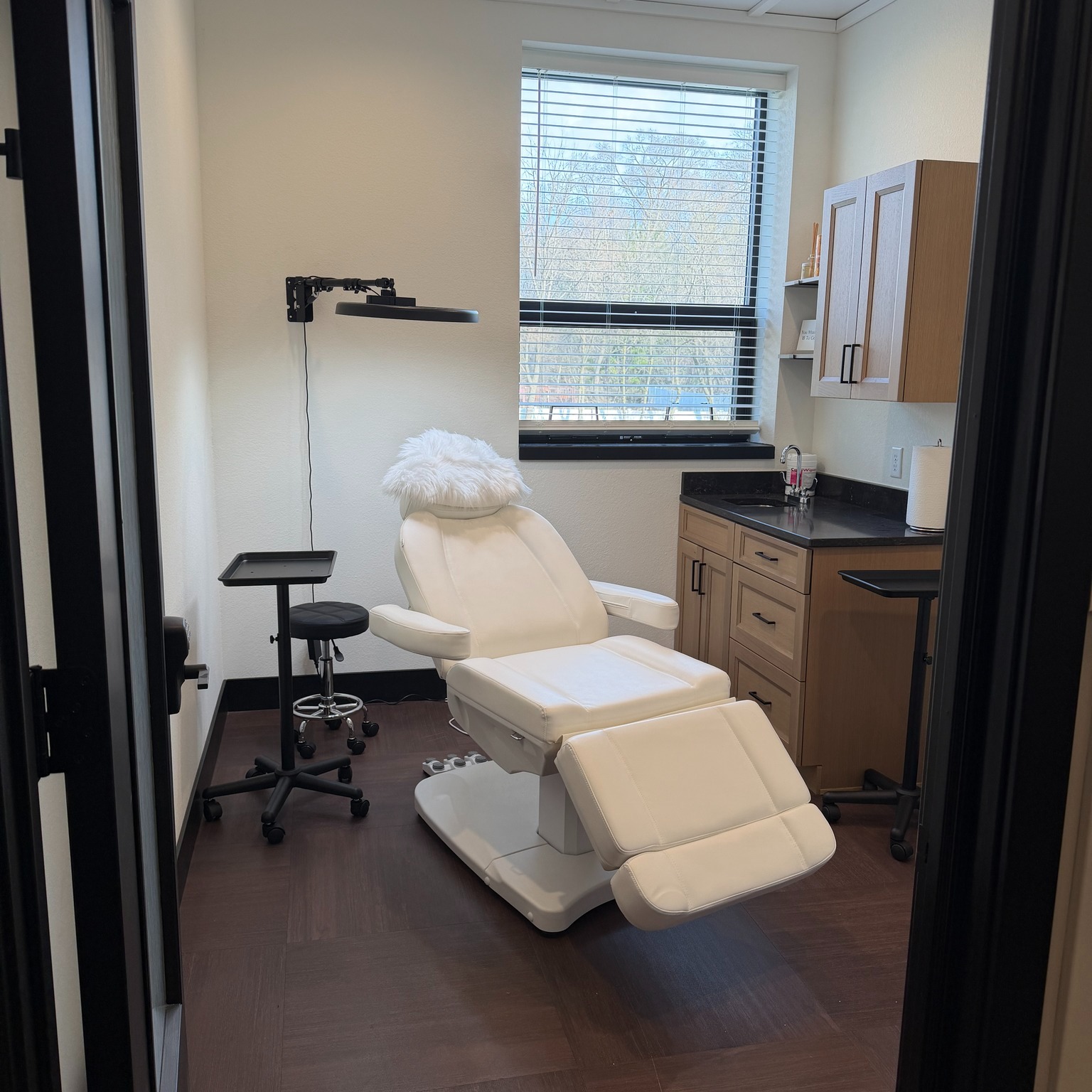 A rare move-in ready opportunity just became available at The Craft Eclectic ✨
This suite is truly set up for success and ready for its next beauty professional. Previously home to a thriving permanent makeup artist who recently relocated out of town, this space is left nearly fully operational; making your transition into suite ownership seamless.
Included in the suite:
• installed blinds
• mounted ring light
• privacy screen on the door
• select miscellaneous supplies ideal for a permanent makeup artist, injector, or tattoo artist
• pretty much everything you're seeing in the photos, will come with the room (besides the chair, which is an additional cost for purchase)
For an additional cost, the hydraulic treatment bed is also available for purchase. Already delivered, assembled, and less than one year old.
The best part? Once your lease is signed, you could be accepting appointments as soon as the very next day.
Available immediately | $250/week
Opportunities like this do not come around often. DM us to schedule a tour before it’s gone.
10639 W. Ridge Rd., Hales Corners, WI 53130