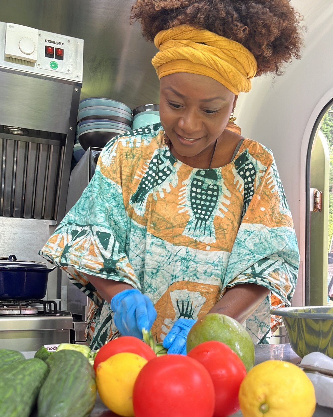 Het komt steeds dichterbij en wij hebben goed nieuws!
Tijdens Vorkje Prikken in Ede en Oosterbeek maak je niet alleen een culinaire reis langs bekende smaken, maar ontdek je ook iets bijzonders: de authentieke Afrikaanse keuken van Chez Valé.
Achter Chez Valé staat Valérie, die met haar foodtruck een unieke en persoonlijke foodbeleving neerzet. Haar missie? Mensen kennis laten maken met de rijke smaken, tradities en gastvrijheid van West-Afrika.
Tijdens Vorkje Prikken neemt ze je mee op een smaakvolle reis, met gerechten vol kruiden, verse ingrediënten en pure bereiding. Denk aan traditionele recepten uit onder andere Ivoorkust, waarbij beleving net zo belangrijk is als smaak.
Wat Chez Valé extra bijzonder maakt, is dat het niet alleen om eten draait. Het is een totaalervaring waarbij cultuur, muziek en verhalen samenkomen. Gerechten worden met liefde bereid en vertellen elk hun eigen verhaal.
Niet voor niets is Chez Valé ook dit jaar weer te vinden op Vorkje Prikken in zowel Ede als Oosterbeek, waar bezoekers kunnen genieten van deze unieke keuken.