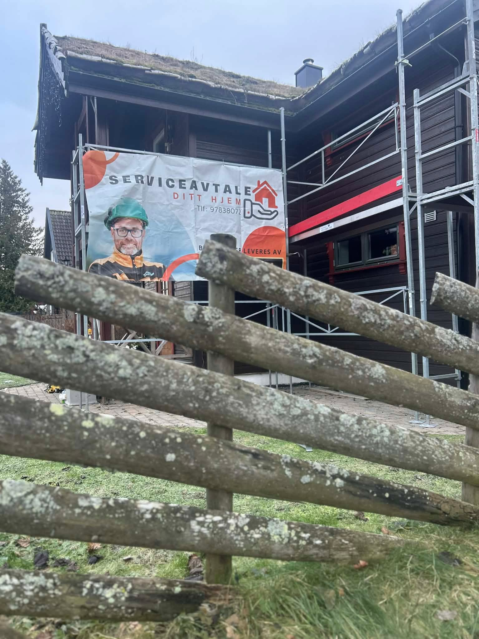 Tusen takk for hyggelige tilbakemeldinger fra kunde på Kløfta! 🤩
I forbindelse med et prosjekt der vi byttet kledning og etterisolerte, har vi fått noen ord vi setter veldig stor pris på – og som vi gjerne vil dele (med samtykke fra kunden ❤️).
Her er tilbakemeldingen:
1. Hva er dere mest fornøyd med i rehabiliteringsprosessen?
“Det vi är mest förnöjd med är det snabba kvalitetssäkra hantverket.
Väldigt kompetenta och lyssnar på kunden. Väldigt fin kontakt genom hela processen.”
2. Hvorfor vil dere anbefale oss videre?
“Ett väldigt varmt och förstående firma. Vi köpte vårt första hus och hamna i en situation som vi inte hade tänkt oss, med er hjälp så klarade vi att ta oss igenom en rättssak och få rehabilitera huset och öka värdet och standarden. Väldigt tacksamma för det fina jobbet.”
3. Har vi gitt dere det lille ekstra?
“Det har ni absolut gjort. Varm och mänsklig förståelse kommer man långt på. Den hjälpen vi fick av er att förklara de fel som ni hittade och även dokumentationen va extremt viktigt för oss.”
4. Følte dere dere trygge hele veien?
“110%. god dialog varje morgon och om det var något så va ni snabba på att ta kontakt.”
Slike tilbakemeldinger betyr mye for oss ❤️
Takk for tilliten og muligheten til å bidra i prosessen 🙏