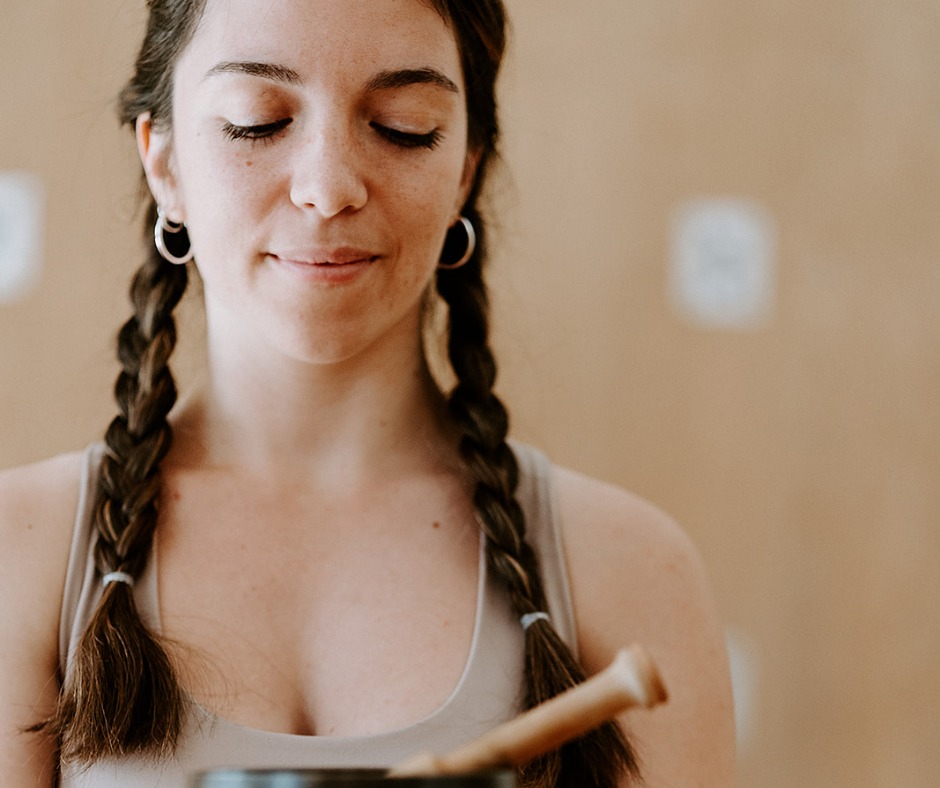 Do you smile because you are happy, or are you happy because you smile?
New research suggests that it may actually work the other way around — happiness can be the result of smiling, not just the cause of it. Even a simple, conscious smile can gently shift your mood.
There are many kinds of smiles, but the ones that come from within — those are the ones we truly feel.
✨ Practicing with us is about smiling from the heart.
#joogahelsinki
#hyvinvointi
#mielenrauha
#liikettajaenergiaa
#purnajooga
#joogayhteisö