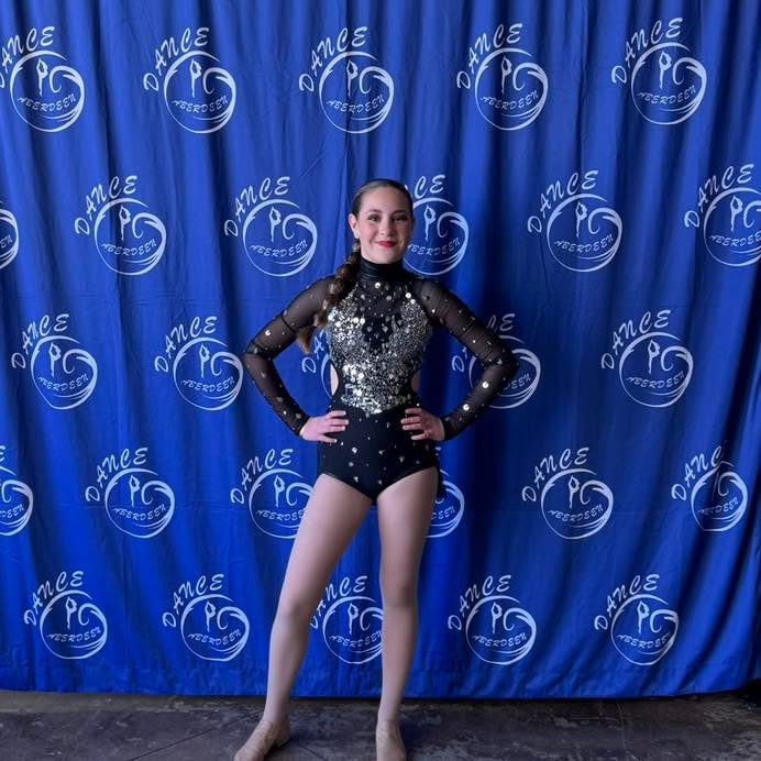 Danae’s jazz solo was amazing and won Gold and a “That’s sweet” award, and our seeet young ballerina, Brooklyn, also received a gold mark! ⭐️ Love it! #balletnallthatjazz