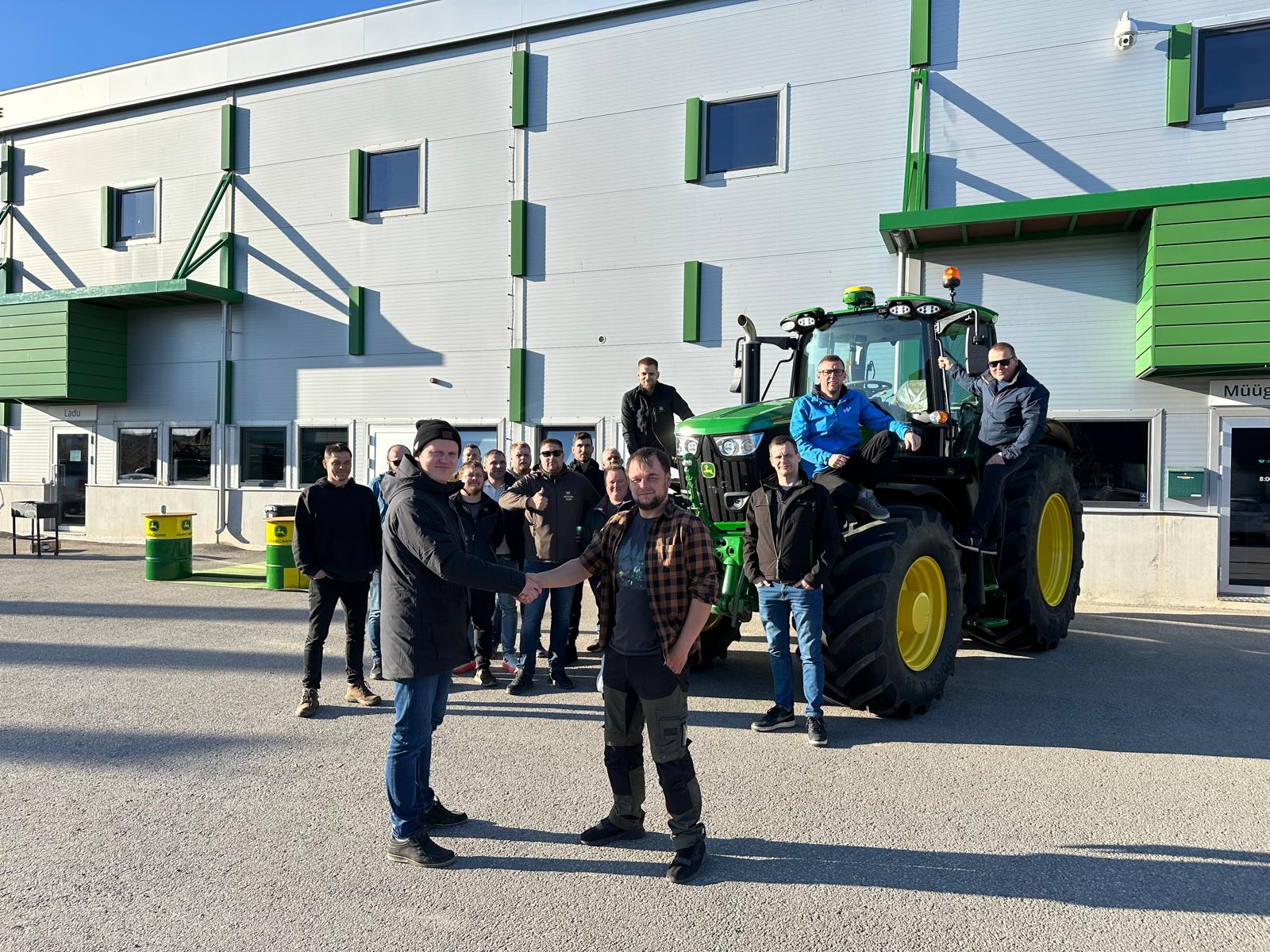 Vahel tuleb traktor lihtsalt kolleegile üle anda🚜🙂Tartus juhtuski nii – uue John Deere ....