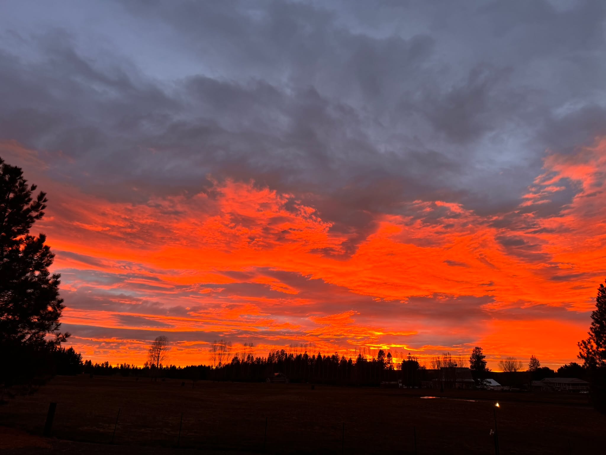 Beautiful April sunsets make it hard to go back inside.
#AprilSunsets #SunsetLovers #SkyLovers #GodsCreation #CountrySky