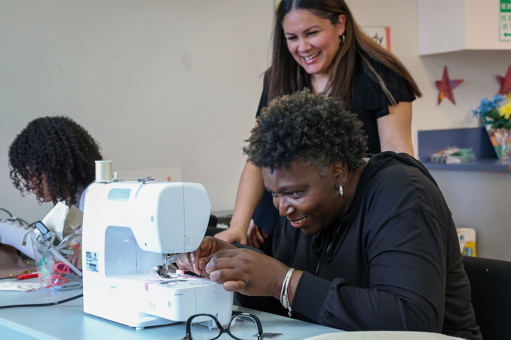 🧵 @abidedesignsllc and @cafecitoconfashion are once again bringing creativity to our community, guiding residents through hands-on sewing lessons as they create projects like these classic couch pillows together. 💚
There’s something special that happens when creativity and community come together.
With support from the Regional Foundation, @njcdc continues to bring free classes to the community through the Neighborhood Activities Fund (NAF) Mini-Grant Program.
@regionalfound