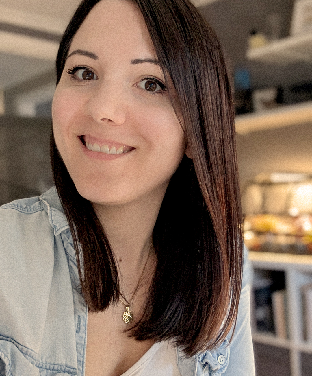 Hey ! Je suis toujours en vie. 👋
J'ai été plus discrète depuis quelque temps. Ma relation aux médias sociaux est très "phasique". Des fois, j'ai très envie d'interagir avec les gens. D'autres fois, je suis bien toute seule dans ma grotte.
Mais voilà, je me suis dit qu'il était temps de vous donner quelques nouvelles.
Tout d'abord, la rédaction de Résistance tome 3 : La rébellion progresse bien. 🥳J'ai dépassé le cap des 30 000 mots. J'estime donc en être à environ 25%. C'est donc dire que le quart du roman est écrit. Je vise toujours une publication avant la fin de l'année ! L'hiver a été plus difficile, notamment à cause d'une opération, qui m'a imposé beaucoup de repos, mais là, plus rien ne m'arrête !
Les idées foisonnent. L'action est à son comble. Ce tome, c'est de la dynamite. 💣
Son écriture représente néanmoins tout un défi ! J'ai semé plusieurs intrigues dans les tomes précédents. À présent, tout se déploie et doit coexister en un tout cohérent... La ligne temporelle me donne du fil à retordre, haha ! 🤯
Sinon, voici où me trouver ce mois-ci :
Salon Clandestin du livre à Saint-Jean-sur-Richelieu le 18 avril
Infos : https://www.facebook.com/events/1990904961824654?locale=fr_CA
Salon du livre du Grand-Lévis les 25 et 26 avril
Infos : https://www.facebook.com/events/1298153905414298?locale=fr_CA
Dis-moi en commentaires si on va se voir ! 😇