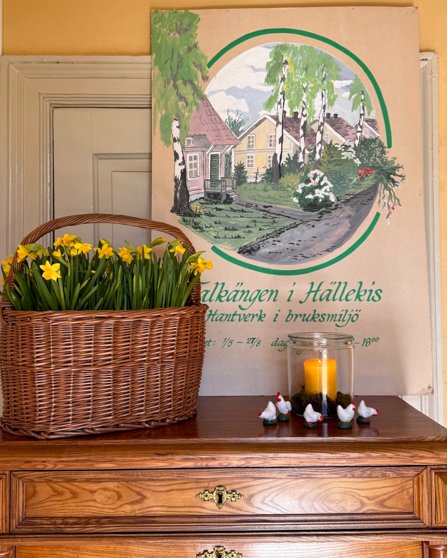 Tack alla som trotsade vädrets makter i Påsk och kom och hälsade på oss på Hantverksgatan! Påskaftonen blev ju fin, men sedan satt det igång rejält att blåsa på eftermiddagen på Påskdagen. Vi klarade oss fint förutom ett kort strömavbrott, vilket gjorde stämningen på caféet om än mer stämningsfyllt med tända ljus.
Nu tar vi en paus och öppnar dörrarna igen den 1a maj då sommarsäsongen sätter igång. Den 2-3 maj infinner sig även Vårrundan Kinnekulle som är ett samarrangemang mellan Mötesplats Kinnekulle, Läckö-Kinnekulle Destinationsbolag och Götene Kommun där aktörer på och runt Kinnekulle öppnar sina dörrar för besökare.