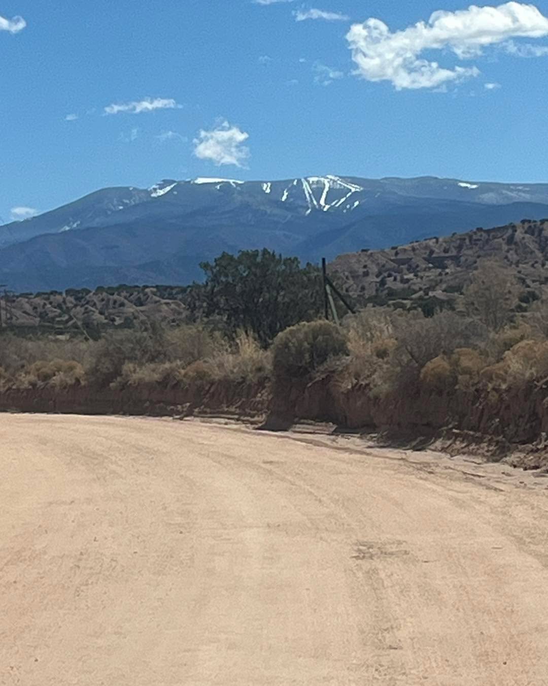 Hier sur une piste dans la réserve Pueblo de Pojoaque
Les Sangre de Cristo Mountains et les pistes de ski de Santa Fe avec les dernières neiges