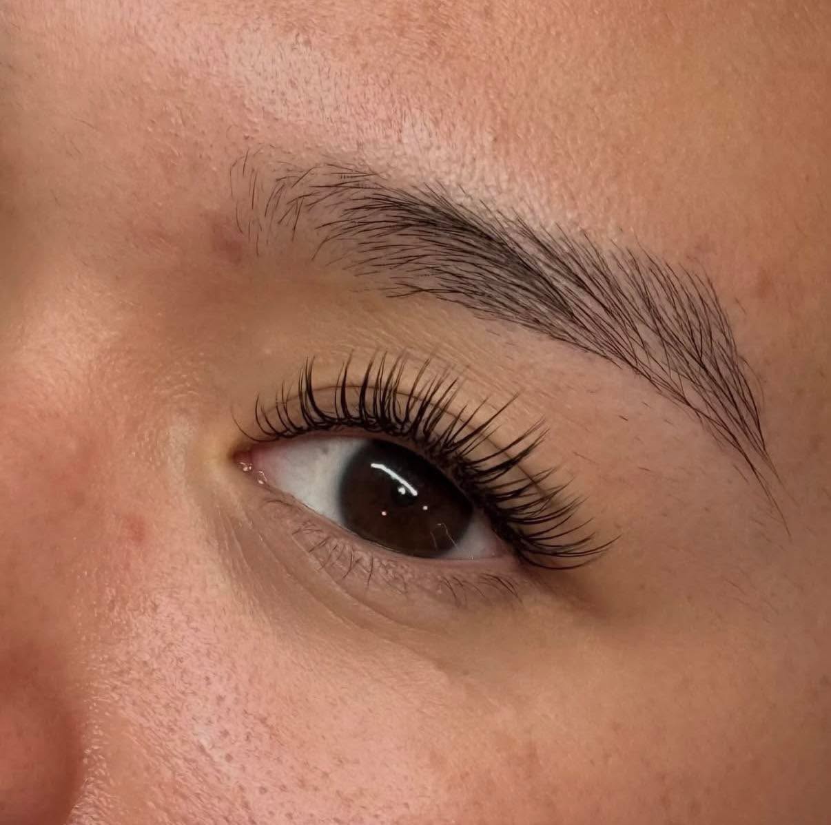 Spiky wet set perfectionnnn 😍👏🏼
Lashes by @nrvlashqueen
•
•
•
#lashes #vahairsalon #salontherapy #lashtech #blacksburgstylist
