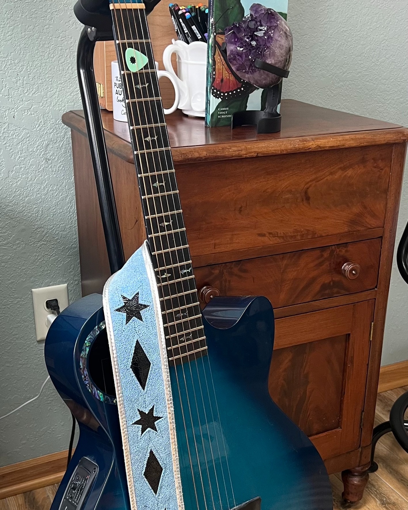 I’ve been listening to Brandi Carlile’s “Returning to Myself”, and while her story is not mine, her music meets me exactly where I am. That idea—returning to oneself, tending what’s tender, learning how to feel whole again—has been echoing through me. It’s a quiet kind of rebuilding. Not dramatic, not linear. Just honest.
And that’s what I hope this space can be for you, too. Click the link in my bio to read my latest blog post. 💜