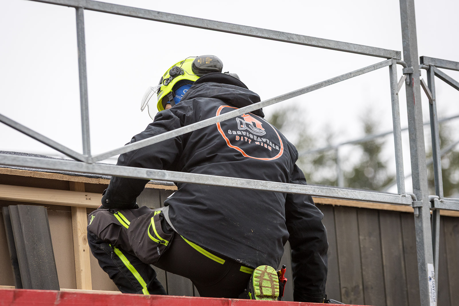 VÅREN ER HER – ER TAKET DITT KLART? 🏠🌿
April, mai og juni er høysesong for takbytte – og det er ikke uten grunn! Mildere vær gjør dette til den perfekte tiden for å gi boligen din et løft.
Et nytt tak gir:
- Bedre beskyttelse mot vær og vind
- Økt verdi på boligen
- Et freshere og mer moderne uttrykk
Bor du på Øvre Romerike?
👉 Vi tilbyr GRATIS befaring – helt uforpliktende!
Ikke vent til lekkasjen oppstår – vær føre var 💧
📲 Les mer og kontakt oss:
www.serviceavtale.no
#takbytte #vårprosjekt #romerike #oppussing #bolig