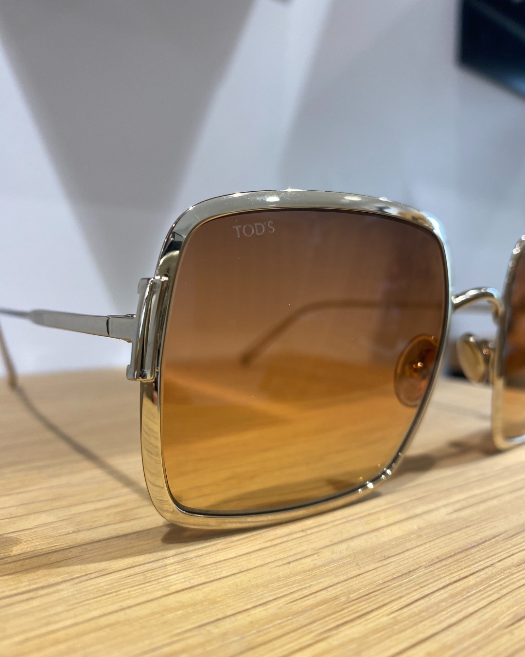 TOD’S en version solaire : l’élégance italienne, sans en faire trop.
Ligne carrée, métal lumineux, verre dégradé… le genre de modèle qui termine une tenue à lui seul.
.
À porter en ville, en terrasse, en week-end — et surtout à essayer en boutique : c’est là qu’on voit si ça “tombe juste”.
.
📍Maison Letailleur – Optic Thery, Lillers
.
#tods #todsunglasses #maisonletailleur #letailleuretfils #opticthery #opticien #optique #lunettes #sunglasses #eyewear #style #elegance #lillers #bethune #bethunebruay #hautsdefrance
.
www.maisonletailleur.fr
