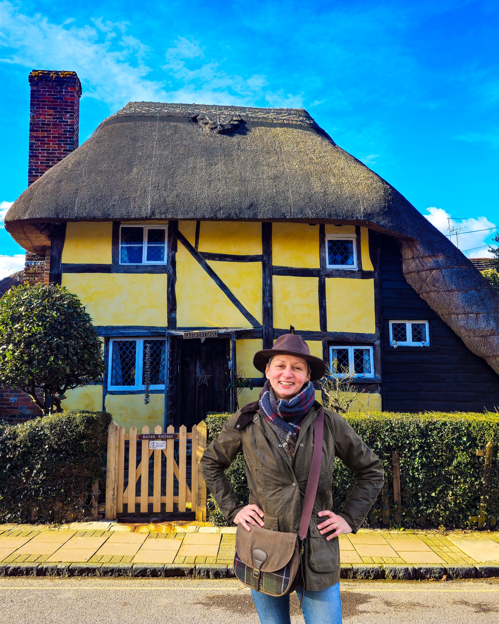 Cottage fatati, piccoli villaggi incantati, morbide colline verdi, maestose residenze di campagna, ma anche auto d'epoca, castelli, cultura, antiquariato e straordinarie bellezze naturali: tutto questo, e molto di piu, è il Parco Nazionale dei South Downs. 🏠
A questo luogo speciale è dedic⁷ato il mio nuovo video in uscita questa sera, l’ultima puntata della mia miniserie sulle meraviglie della campagna inglese. 📹
I South Downs sono il luogo che io chiamo casa e sono la campagna inglese come uno se la immagina. Un mosaico di bellezza e paesaggi diversi, in cui l’uomo convive da secoli con la natura in un equilibrio quasi perfetto. 🍀
Ma, nonostante siano una delle zone piu' belle ed esclusive di tutta l'Inghilterra, i South Downs sono sorprendentemente poco conosciuti al di fuori del Regno Unito. Perchè❓
Nel video, che pubblicherò questa sera, venerdì 10 aprile, alle 21 (ora italiana), vi porto alla scoperta dei luoghi più affascinanti del parco, quelli che dovete assolutamente visitare se venite in questa zona, e rispondo anche a questa domanda. ✨
Non perdetevelo, se volete fare una full immersion nella campagna inglese da cartolina. ✅
E voi, siete mai stati nei South Downs? Raccontatemi la vostra esperienza nei commenti: sono curiosa di leggere le vostre storie! 👇
#passionecampagnainglese #southdowns #southdownsnationalpark #parconazionale #campagna #campagninglese #villaggi #cottage #villagelife #countrylife #countrylifestyle #beautifulbritain