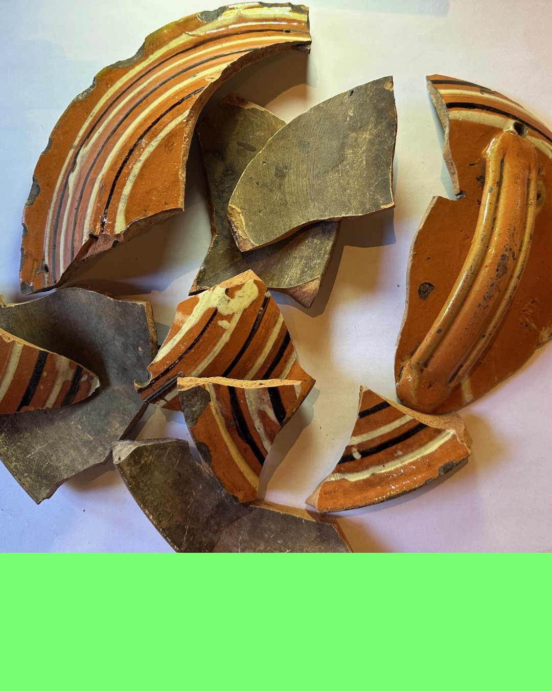 Die «Hölle» für kaputtes Geschirr.
Früher landeten zerbrochene Tassen in der «Chachelihöu» –
einer Abfallgrube hinter dem Haus.
Heute kaum mehr vorstellbar.
👉 Mit dem Alltag verschwindet auch das Wort.
🔗 Mehr im e-spycher
💬 Kennsch du no so usdrück?