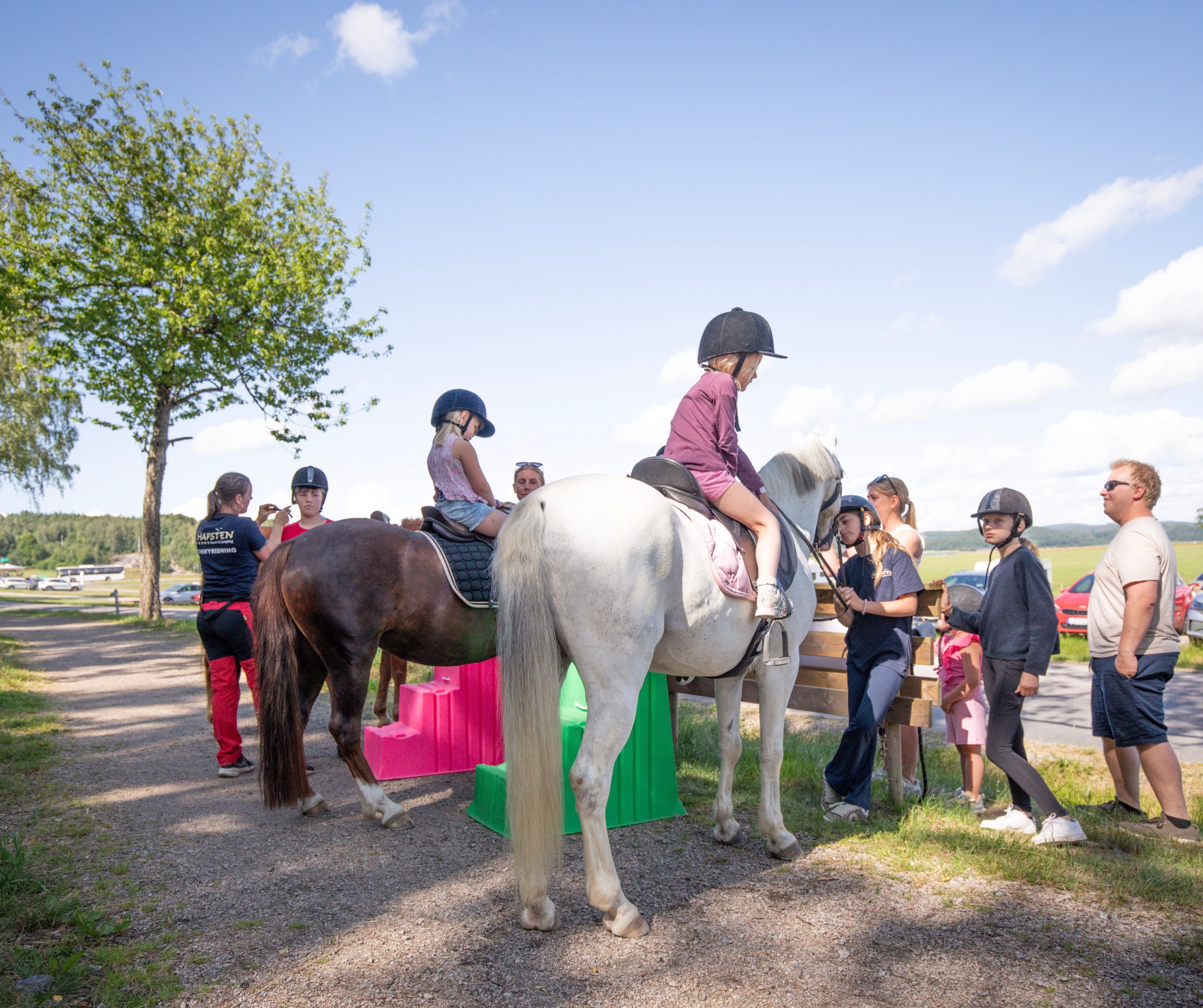God morgon 🙌☕️
Idag påskar vi vidare 🐣 Och det står bland annat Ponnyridning på schemat! 🤩👏
⛳ Från 11.00 Fri entré till Äventyrsgolfbanan
(Gäller incheckade gäster)
🧗Från 11 Höghöjdsbana. Boka via hafsten.se/hoghojdsbana
🔥Kl. 11-14 tänder vi vår stora XXL-Grill där du kan grilla egen medhavd korv.
🐴Kl 12.00 Ponnyridning. Samling vid ponnyridningsskylten mittemot fotbollsplanen. 60kr/tur.
OBS! Säkra era förtält ordentligt och ta in lösa föremål, det kommer rejäla vindar i eftermiddag 💙
Ha en fin dag 🌸