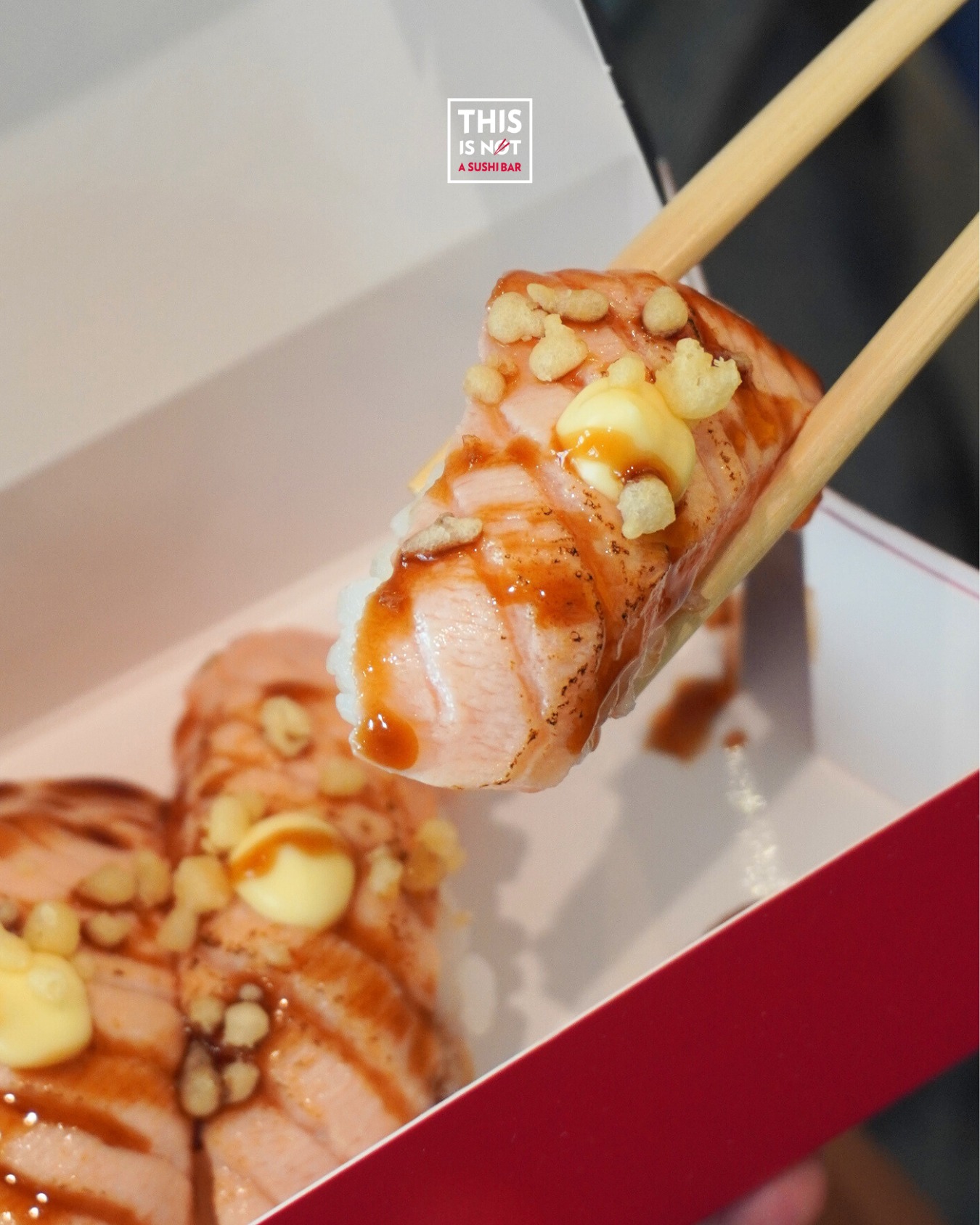 Non è un nigiri. è un upgrade 🙌🏻 è il nostro Salmon Flambè 💥
👉🏻 riso bianco, salmone scottato con punte di mayo, salsa kabayaki e tenkasu!
Ti aspettiamo in store oppure ordina dalla nostra #APP 📲
#thisisnotasushibar #nigiri #salmon #milano #ordinaora