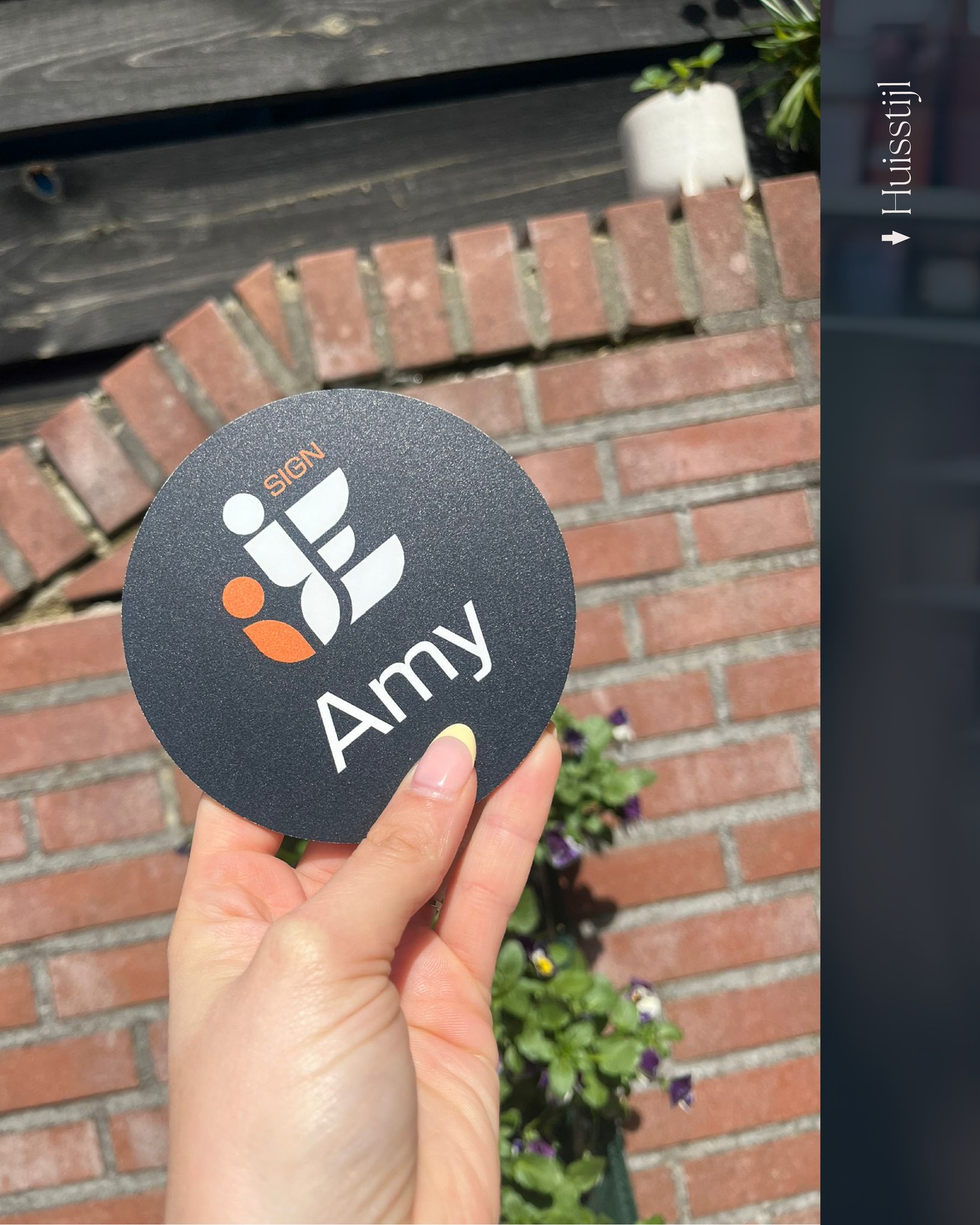Met veel plezier heb ik de huisstijl voor JEsign mogen ontwikkelen โ een project waar creativiteit en betekenis echt samenkwamen. โป
Voor mij was het belangrijk dat het logo niet alleen visueel sterk is, maar ook een verhaal vertelt. De focus op duurzame signalering heb ik subtiel verwerkt in het ontwerp, zodat het naadloos aansluit bij waar JEsign voor staat. Tegelijk straalt het logo betrokkenheid en vertrouwen uit รฉn symboliseert het de samenwerking die aan de basis van dit bedrijf ligt.
Wat dit ontwerp extra persoonlijk maakt, is dat de initialen van hun achternamen erin zijn verwerkt. Een detail dat je misschien niet direct ziet, maar dat het merk juist een extra laag en karakter geeft.
Dankbaar dat ik heb mogen bijdragen aan dit mooie fundament โ en trots op het resultaat! ๐ฟ