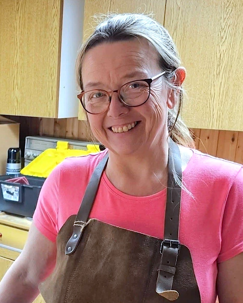 Visste du at noen av de fineste håndverksteknikkene våre nesten har gått tapt? I august får du møte menneskene som sørger for at de lever videre 🙌
Leder i Trøndelag Husflidslag Nord, Monica Stein, tar med seg både rokk, ull og ekte håndverksglede - kanskje du blir inspirert? Møt ildsjelene, og hør historiene bak blant annet frierbelter, bunadstradisjoner og håndverk som går i arv gjennom generasjoner.💚
Les mer om hvordan damene holder gamle håndverksteknikker i hevd på agrisja.no 💚🧶 #Agrisjå #tradisjon #husflid @norgeshusflidslag 💚