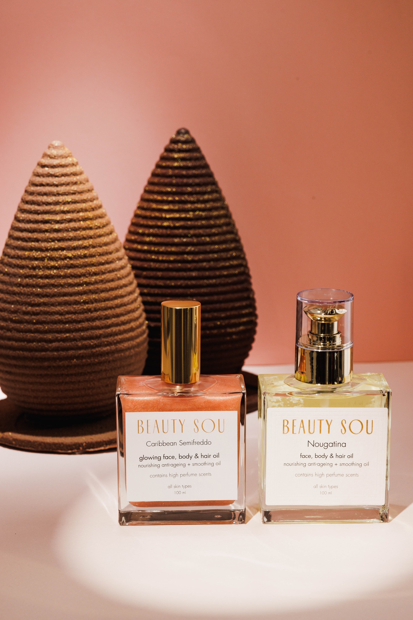 Ancient beauty secrets, modern luxury. ✨ Meet our Face, Body & Hair oils—the ultimate elixir for a head-to-toe glow.
Whether you choose the silky touch of Nougatina or the sun-kissed shimmer of Caribbean Semifreddo, your skin is wrapped in a protective veil of hydration and timeless scent.
✨ Nougatina: A romantic blend of Neroli, Peony, and rare Tonka beans.
✨ Caribbean Semifreddo: An exotic escape with Coconut Milk, Tiare flower, and warm Amber.
Vegan. Cruelty-Free. Pure Radiance. 🖤
#BeautySou#DryOil#BodyOil#HairOil#GlowUp#LuxuryBeauty#VeganSkincare#SummerGlow