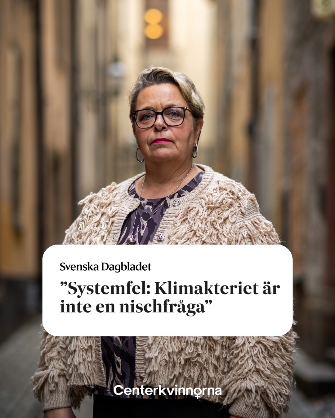 När hundratusentals kvinnor med klimakteriebesvär drabbas av läkemedelsbrist är det inte en tillfällig störning. Det är ett systemfel.
Det är inte rimligt att kvinnor ska behöva lida i månader, i värsta fall år, av väntan på läkemedel som finns tillgängligt i andra länder - men inte i Sverige.
Det är uppenbart att Sverige brister i läkemedelspolitiken. Tillgången till hormonläkemedel måste säkras och fler av läkemedlen behöver ingå i högkostnadsskyddet. Plånboken ska inte styra vilken livskvalitet och arbetsförmåga som kan uppnås vid besvär som drabbar halva befolkningen.
Vården måste bli mer jämlik och klimakteriet behöver tas på allvar. Sverige kan mer.
Det är dags att ansvariga myndigheter omgående redovisar konkreta åtgärder för att i det akuta läget hantera pågående läkemedelsbrister. Fler förslag hittar du i artikeln, länk i bio.