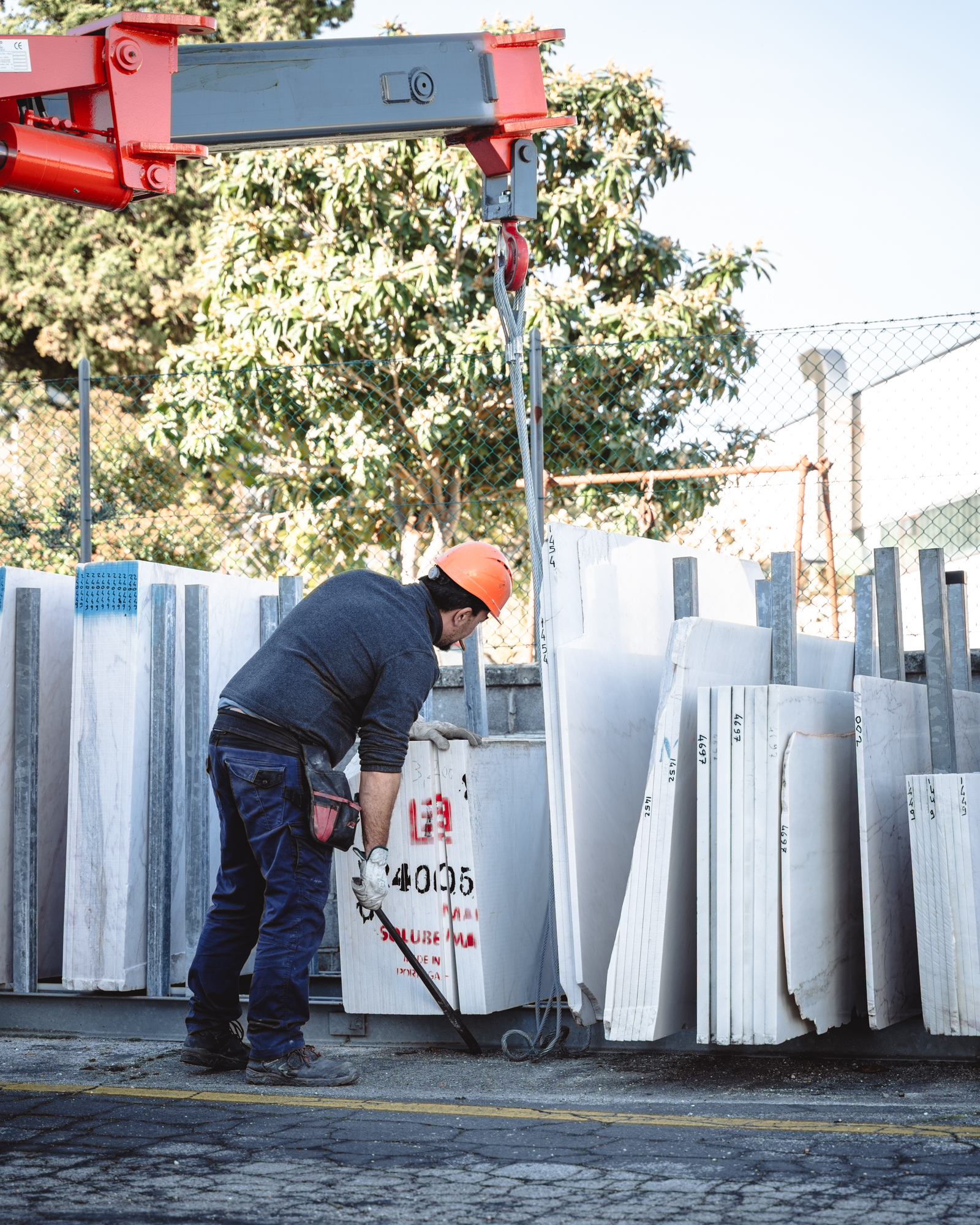 La materia prende forma, lo spazio racconta una visione.
In Crama selezioniamo marmi, graniti e materiali tecnici pensati per dare carattere ai progetti, unendo estetica, resistenza e funzionalità in ogni dettaglio.
Superfici che non sono solo elementi costruttivi, ma veri protagonisti, capaci di valorizzare gli ambienti e accompagnarne l’evoluzione nel tempo.
Soluzioni per chi cerca qualità, ricerca e un’identità concreta da esprimere attraverso i materiali.
📍 Crama Srl – Tolentino (MC)