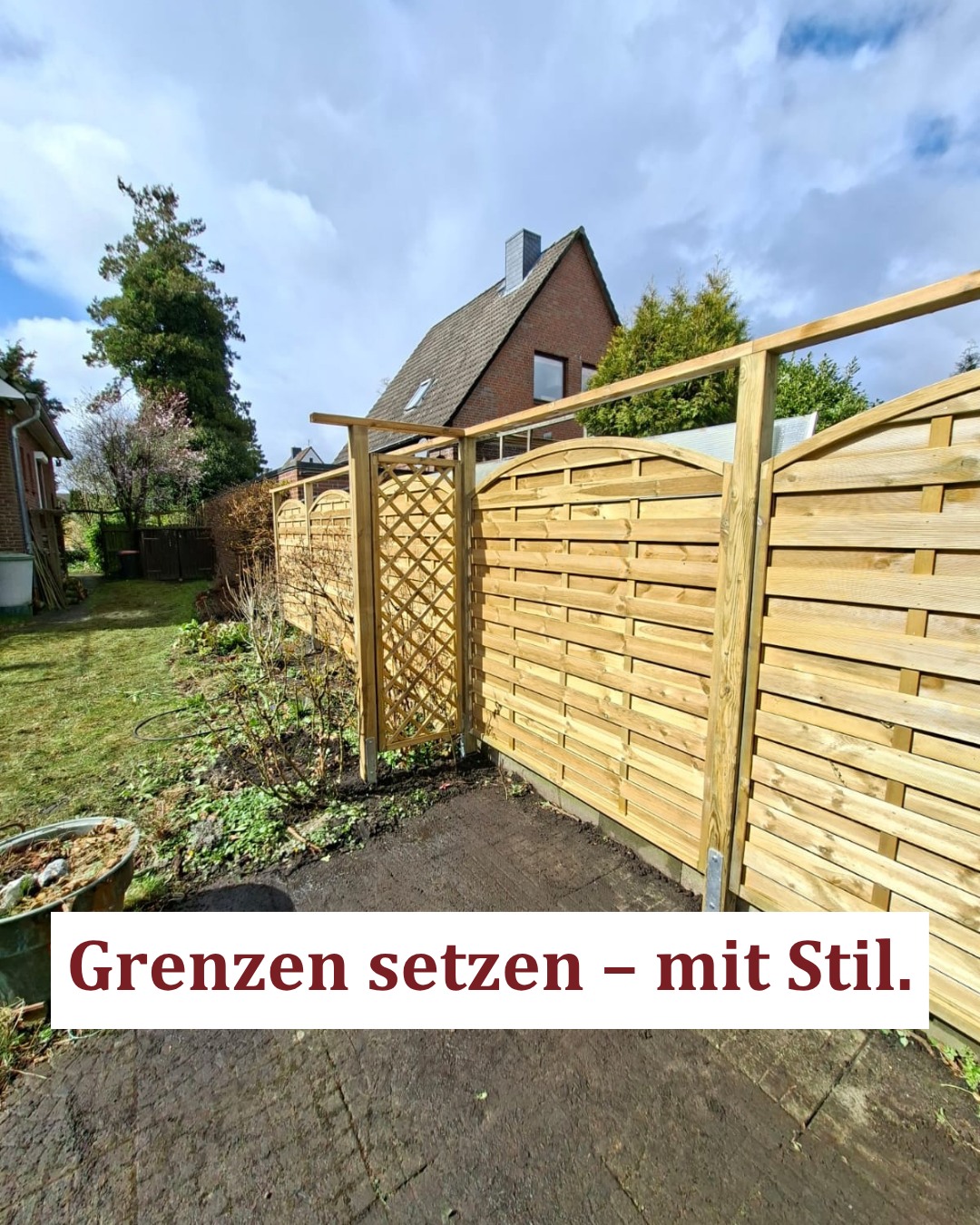 Klare Abgrenzung, neues Erscheinungsbild.
Im Garten unserer Kundin durften wir neue Maxi-Bogenzaun-Elemente unseres Partners @tetznerjentzsch montieren und damit eine schöne, neue Grundstücksgrenze schaffen.
Zunächst wurde die bestehende Trennwand fachgerecht demontiert, bevor der neue Zaun seinen Platz gefunden hat. Das Ergebnis: eine harmonische Lösung, die Funktionalität und Optik perfekt miteinander verbindet 👍🏻.
Jetzt kann der Sommer kommen ☀️.
#zaunbau #gartenzaun #gartengestaltung #sichtschutz #gartenideen #freeseholz