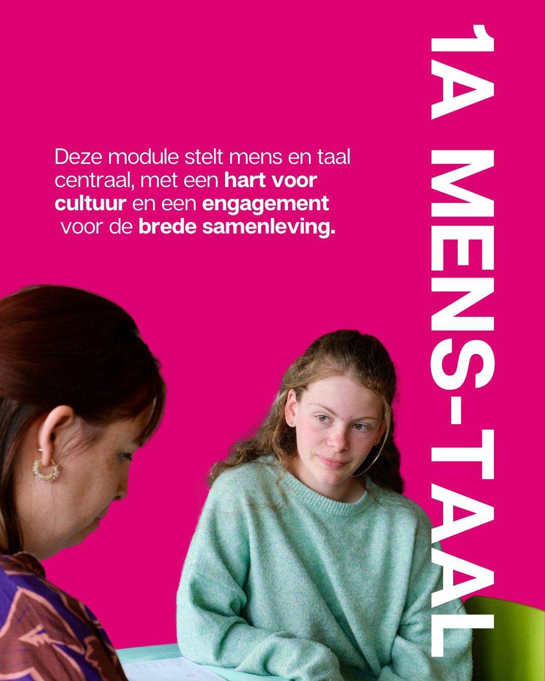 𝗥𝗶𝗰𝗵𝘁𝗶𝗻𝗴 𝗶𝗻 𝗱𝗲 𝗸𝗶𝗷𝗸𝗲𝗿: 𝟭𝗔 𝗠𝗲𝗻𝘀-𝘁𝗮𝗮𝗹 🗣️
Ben jij nieuwsgierig naar hoe mensen denken, communiceren en samenleven?
Dan is de module Mens & Taal echt iets voor jou! 💬
In deze module duiken we in de wereld van mens, taal en cultuur.
We werken rond boeiende thema’s, vaak projectmatig én buiten de klas om te leren uit de praktijk.🚶♀️📚
Je versterkt je:
- Lees-, luister-, schrijf- en spreekvaardigheid 📝🎧
- Kritisch denken 💡
- Kijk op de samenleving 🌍
Je leert informatie en meningen analyseren én ontdekt jouw eigen plek in de wereld.
🚀 Een sterke basis voor richtingen zoals humane wetenschappen, moderne talen en maatschappij & welzijn.
Kortom: leren begrijpen, communiceren en groeien! 🙌
Deze module vormt een goede basis voor de richtingen humane wetenschappen, moderne talen en maatschappij & welzijn in de tweede en derde graad.