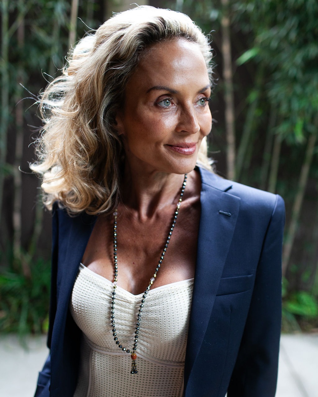 Hematita e cristal se unem a pirita em uma composição intensa, sofisticada e cheia de personalidade. Um acessório que estrutura o look, traz profundidade e imprime identidade, do casual chic à alfaiataria. Para quem prefere marcar presença com intenção. Disponível no site: www.anatinelli.com.br
#estilocompersonalidade #acessoriosdeluxo #designautoral #presencafeminina #joiasexclusivas