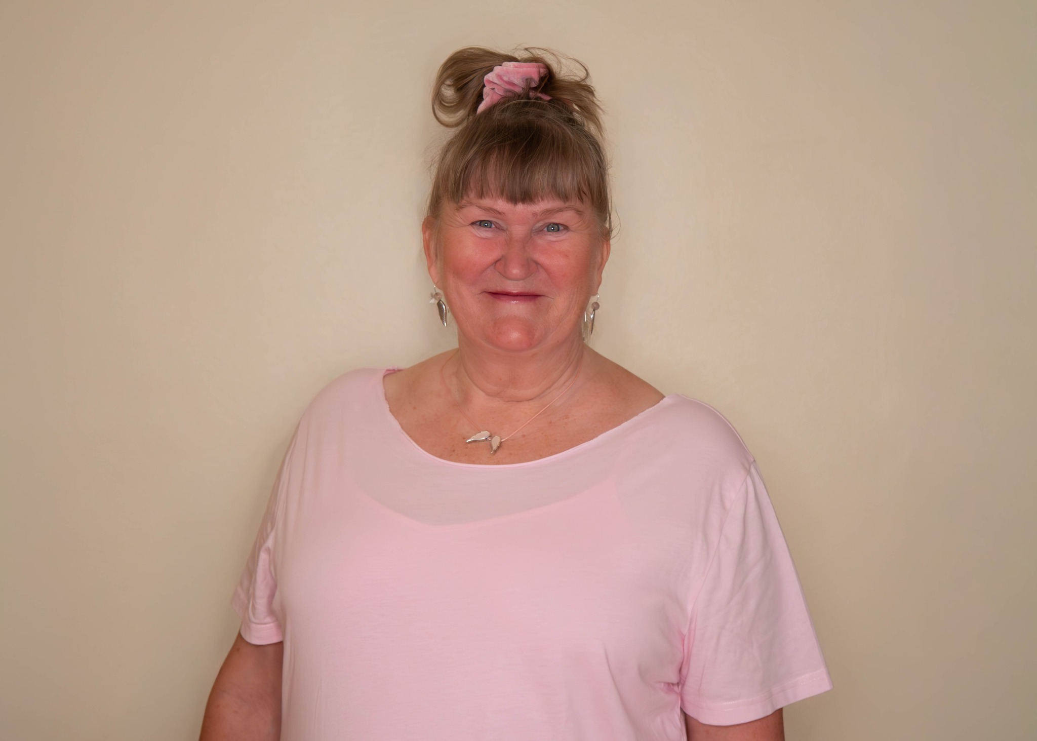 ✨ Marjaana Mäkelä ✨
A longstanding pillar of Purna Yoga Helsinki, Marjaana represents depth, continuity, and true devotion to the practice.
Her teaching is shaped by years of dedicated study in Purna Yoga and Yin/Yang Yoga, and refined through the guidance of teachers such as Angela Farmer and Aadil Palkhivala.
With a quiet precision and unwavering presence, she creates classes rooted in alignment, safety, and profound ease — where practice becomes both intelligent and deeply restorative.
Her "Yin Relax Deluxe" is known as one of the most restorative experiences in the studio — a complete melt into supported postures.
Less doing, more undoing. A space to listen deeply, soften the nervous system, and allow true recovery to happen.
Especially supportive during stress, for chronic pain, or when the body simply needs to be held and restored.
Living between Helsinki and the Greek islands, Marjaana also curates retreats where yoga meets nature in its most refined form.
A teacher of rare consistency — and a presence of pink joy that defines the essence of our studio.
🤍
#purnayogahelsinki #yinjooga #joogahelsinki #palautuminen #hermostonrauhoittaminen #lempeäjooga