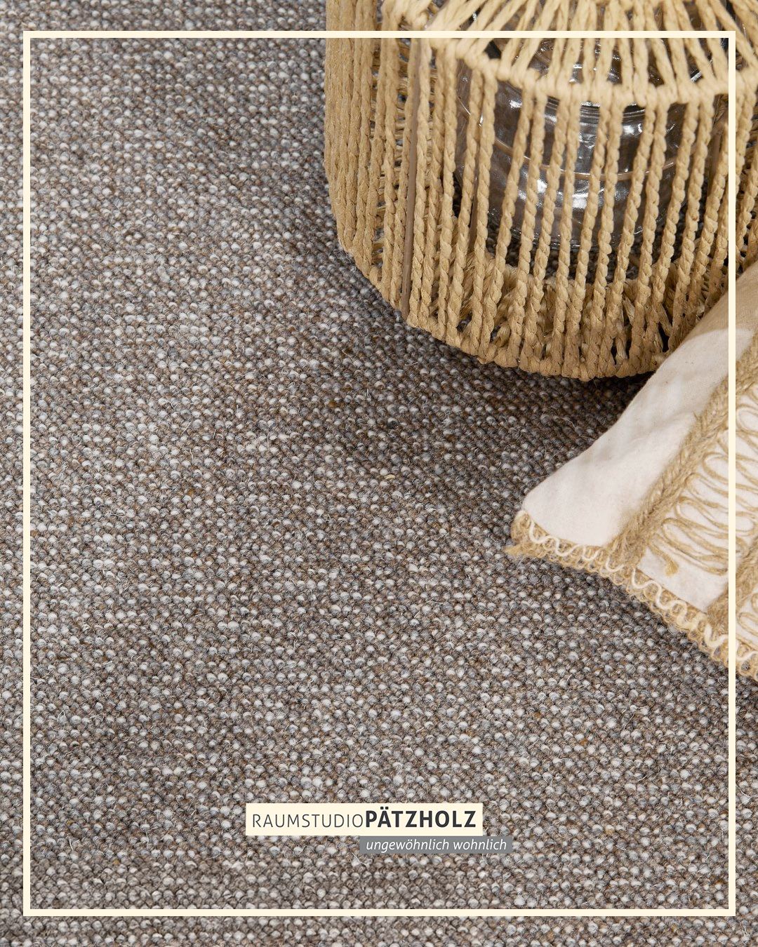 Wolle: Der Gamechanger für
Dein Zuhause! 🐑🧶
Mit den neuen JOKA Teppichen aus 100 % Schurwolle werden Deine Räume zur echten Wohlfühloase. Im Wohnzimmer sorgen sie für Gemütlichkeit, im Schlafzimmer für einen kuscheligen Start in den Tag – warme Füße inklusive.
Die natürliche Faserstruktur speichert Wärme, reduziert Geräusche und schafft ein angenehmes Raumklima. Gleichzeitig bindet Schurwolle Staub aus der Luft und ist durch ihren natürlichen Fettanteil schmutz- und wasserabweisend.
Kurz gesagt: JOKA Teppiche sehen nicht nur gut aus – sie können auch was.
www.raumstudio.com
#JOKA #Teppich #Wohnen #Schurwolle #RaumstudioPätzholz