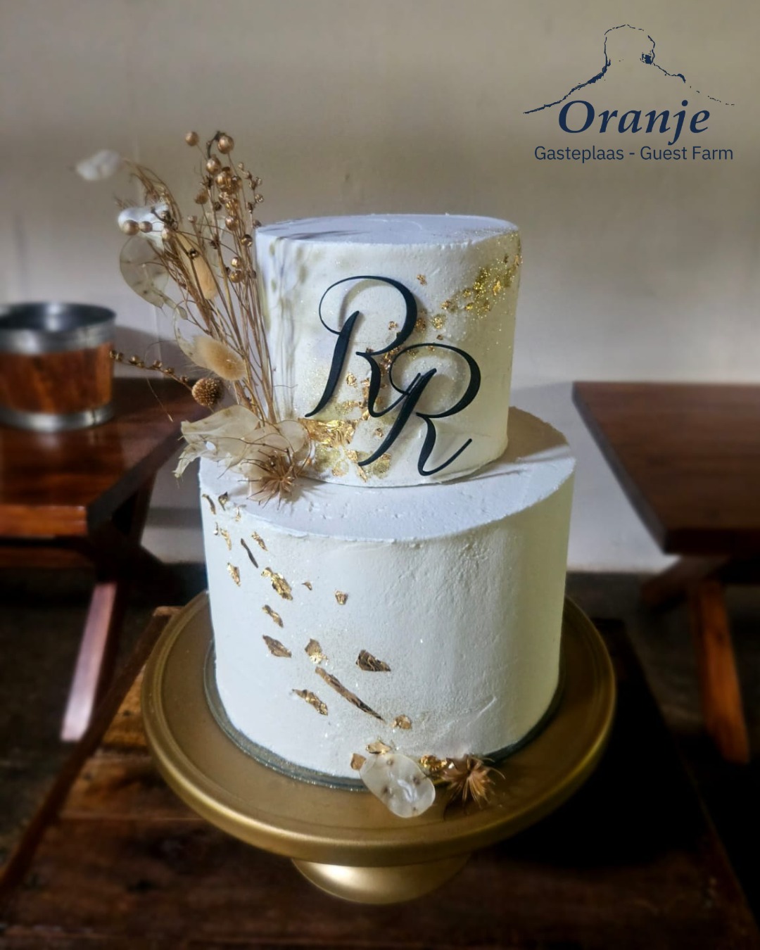 Hy trou met sy eie styl, en dis hoe dit moet wees 🎂
By Oranje Gasteplaas sorg ons dat alles mooi saamwerk - selfs die koek.
As jy belangstel in ons 2026/2027 troupakette, kontak ons gerus.
✉️ troues@oranjegasteplaas.co.za
#OranjeGasteplaas #TrouDag #VrystaatTroues