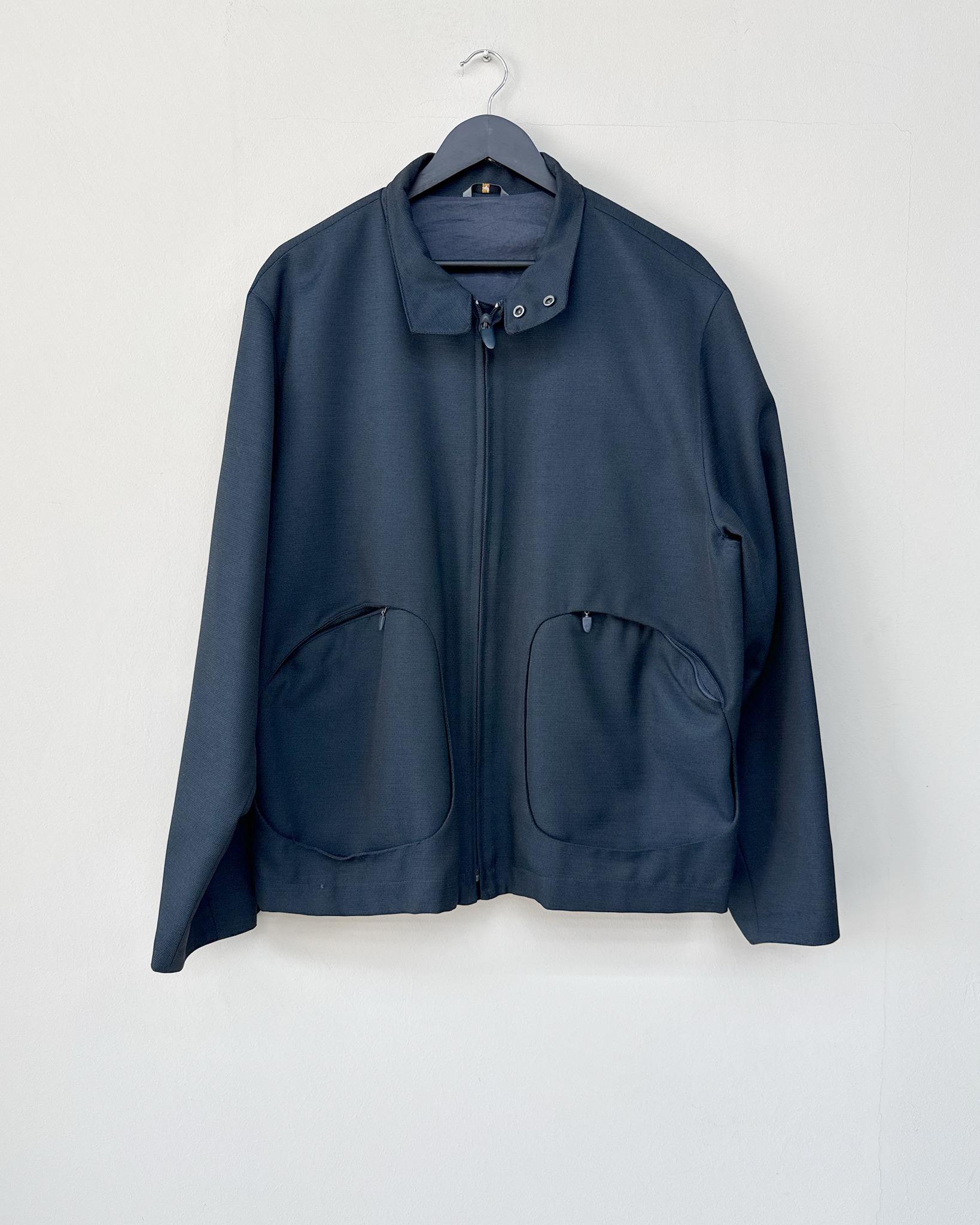 Mandarina Duck Egg Cell Jacket, archivio tecnico anni ’90.
Un capo iconico della linea Exowear, progettato con la consulenza di Jeff Griffin. Si distingue per le tasche frontali “egg cell”, elemento funzionale e distintivo che definisce il design.
Realizzata in tessuti tecnici innovativi, presenta zip frontale, collo alto con bottoni a pressione e tasche cargo con chiusura a zip.
Minimalismo, ricerca e funzionalità in un unico pezzo.
🛒 Disponibile sul nostro shop on-line oppure in Store
💬 Contattaci per qualsiasi informazione o dettaglio che vuoi sapere
#mandarinaduck #exowear #technicalwear #vintage90s #archivefashion