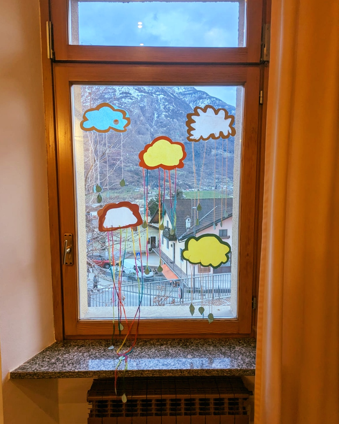 ☀️ Creare acchiappasole per accogliere la primavera ☀️
In questa lezione, Francesca ha guidato i nostri studenti (5° primaria) con delicatezza in qualcosa di significativo 💛
Insieme hanno esplorato le stagioni…
parlando di ciò che hanno fatto quest’anno e di ciò per cui sono grati.
Dall’inizio dell’anno ad oggi è successo qualcosa di bellissimo ✨
Anche i nostri studenti più piccoli stanno iniziando a capire quanto sono cresciuti.
🌱 Nuove parole
🌱 Nuova fiducia
🌱 Nuovi modi di esprimersi
Ed è proprio questo il punto…
Non si tratta di un insegnante che semplicemente spiega.
Si tratta di un insegnante che guida, ascolta e accompagna ogni studente.
Qualcuno che crea spazio per la scoperta, non solo per le risposte 💛
Da First Class… è così che cresce la fiducia.
È così che l’apprendimento diventa qualcosa di reale ✨