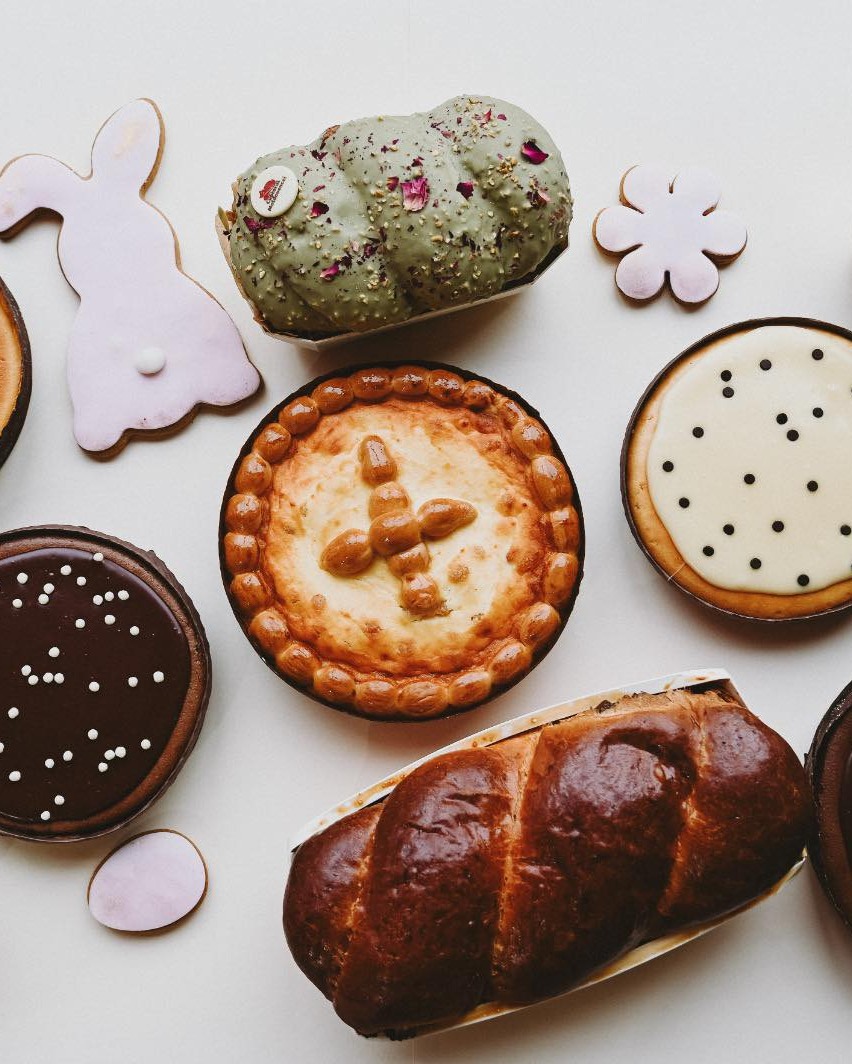 Bunătăți de Paște, plămădite cu drag pentru mesele în familie - mai ai timp să le comanzi și astăzi de la @cuptorul_moldovencei, de pe site sau direct din locație. 🫶
📍 Family Market Bucium