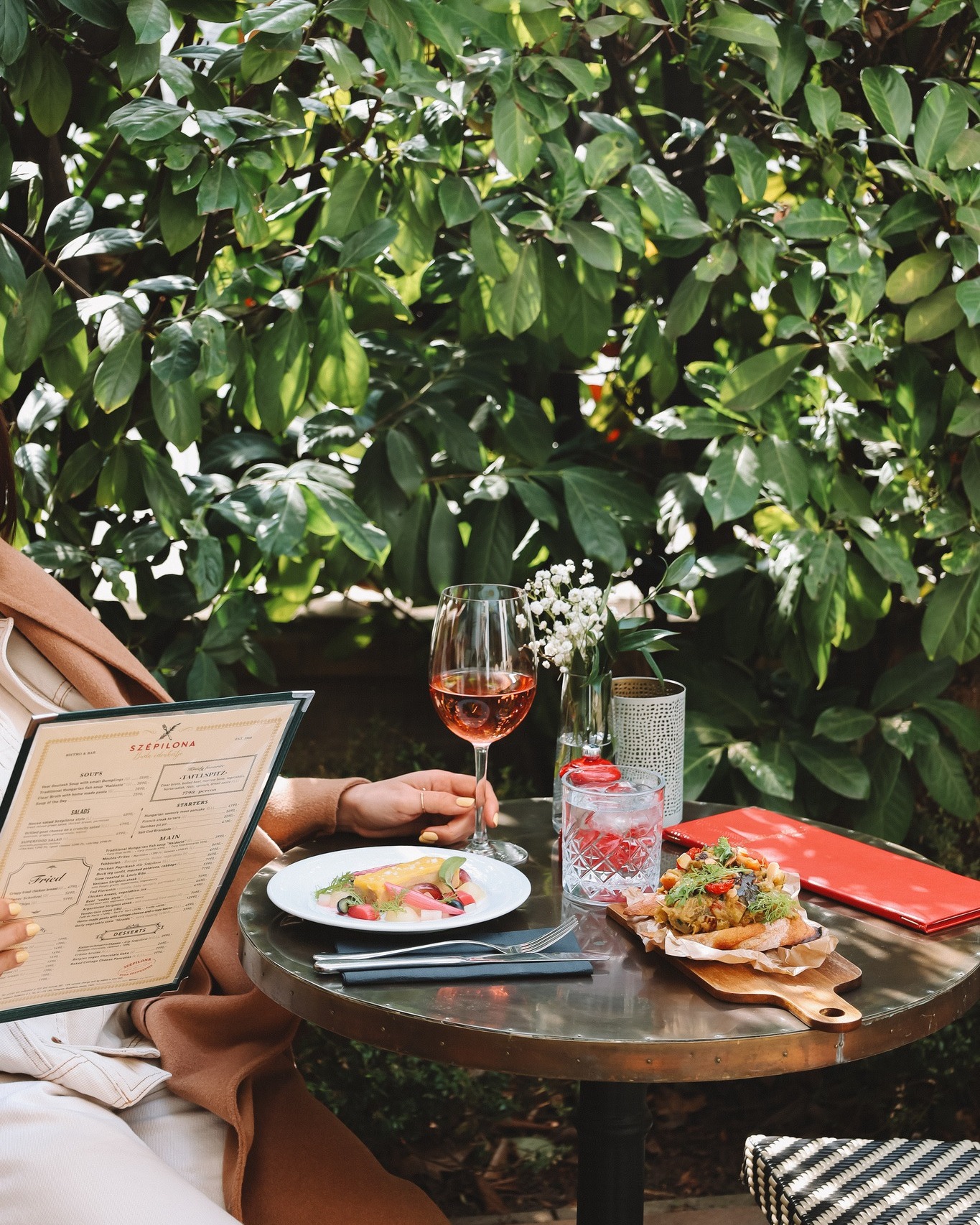 Ejtőzés a kertünkben 🌺🍷
#mood #szépilona #szépilonabisztró #budapest #spring