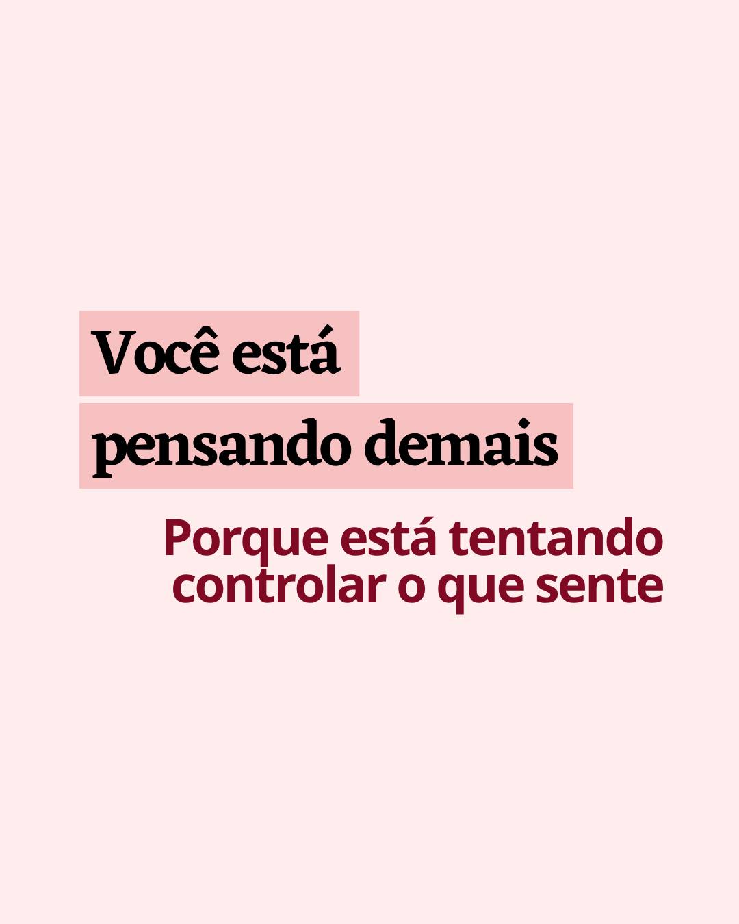 Você não está pensando demais à toa. Você está tentando se sentir melhor.
A mente começa a trabalhar:
“Por que eu estou assim?”
“O que pode dar errado?”
“E se acontecer isso… ou aquilo?”
E parece que, se você pensar o suficiente, vai chegar em uma resposta que acalma.
Mas não chega.
Porque, na maioria das vezes, você não está tentando resolver um problema.
Você está tentando aliviar uma emoção.
Isso tem nome: ruminação.
É quando o cérebro tenta usar pensamento para regular desconforto emocional.
Só que quanto mais você entra nesse ciclo, mais ativa a sensação de alerta.
Mais tensão.
Mais dúvida.
Mais necessidade de pensar.
E aí você pensa mais… tentando se acalmar.
Percebe o ciclo?
Nem tudo que você sente precisa ser entendido imediatamente.
Às vezes, precisa ser regulado.
Respirar.
Diminuir estímulo.
Trazer o corpo para o presente.
Clareza não vem quando você pensa mais.
Vem quando você consegue desacelerar.
Você percebe que começa a pensar demais quando está ansiosa tentando se acalmar ou sente que sua mente simplesmente não desliga?
Me conta aqui nos comentários. Quero entender como isso acontece com você.