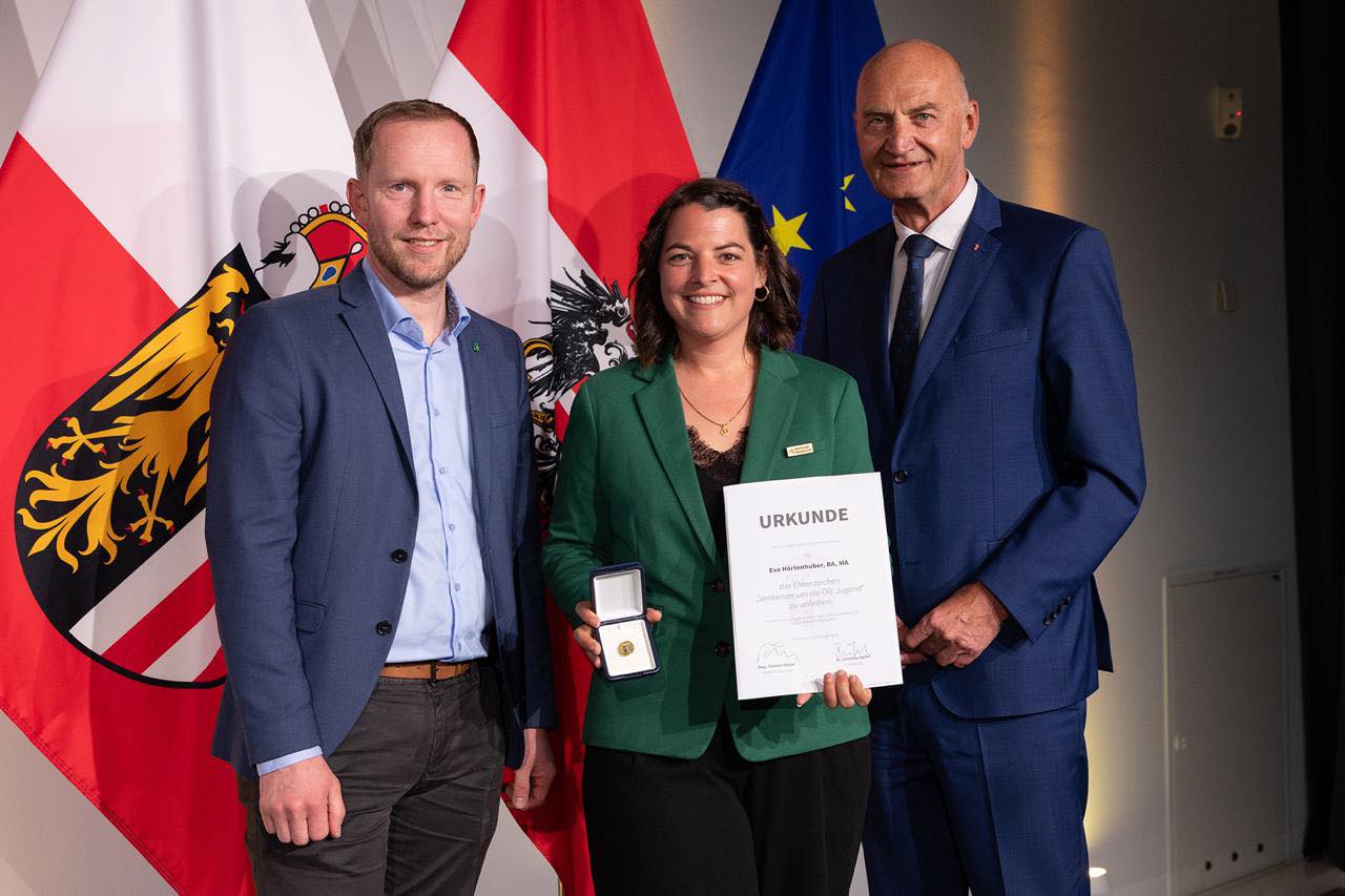 Auszeichnung für Eva Hörtenhuber 👏
Bei der heutigen Verleihung der Ehrenzeichen für Verdienste um die OÖ Jugend im Linzer Schlossmuseum durfte unser Vizebürgermeister Christian Brunner in Vertretung von Bgm. Ingo Dörflinger teilnehmen.
Besonders stolz sind wir auf Eva Hörtenhuber aus Kirchham, die für ihr langjähriges Engagement bei den Naturfreunden OÖ ausgezeichnet wurde – eine mehr als verdiente Ehrung!
Ehrenamtliche Jugendarbeit ist ein unverzichtbarer Baustein für unsere Gesellschaft. Danke an alle, die sich mit so viel Herzblut für unsere Jugend einsetzen! 🙌